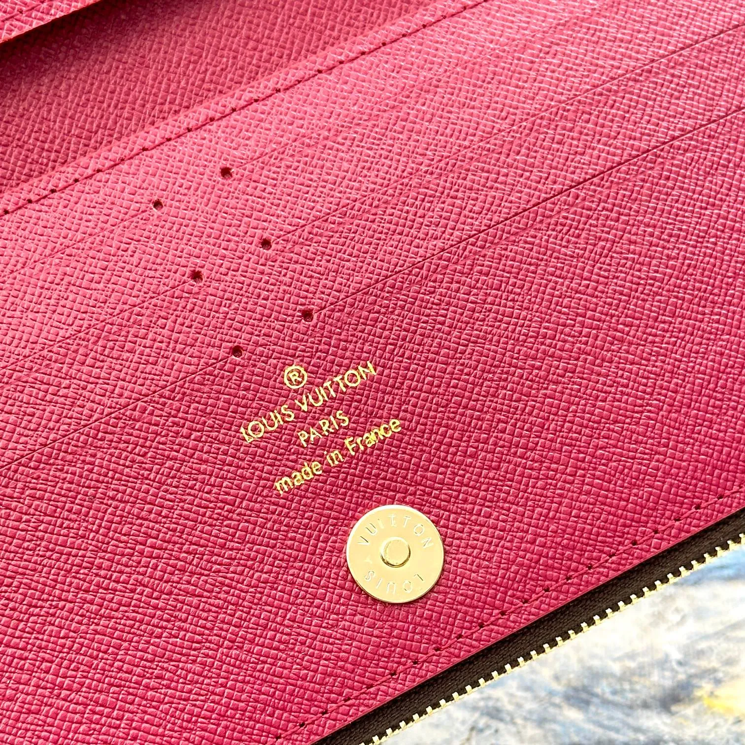 💰120 💎Top original version #Super practical, still popular# Official website synchronized version! Combining Louis Vuitton's classic Monogram canvas material with a bright colored leather lining, the stylish Adele wallet features a modern thin design, two leather zippers and a magnetic clasp for easy opening. It also works as a clutch. 12 credit card slots, 2 zippered compartments for coins or a smartphone, 2 flat interior pockets, embossed cowhide leather lining, shiny gold-tone hardware. ❤️Model: M61269 Size 21x9x2.