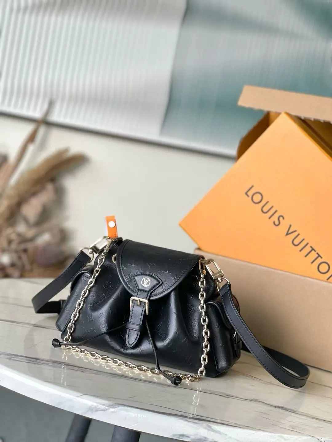 💰1100 (top-grain leather) top original M25554 Odyssee handbag from the 2025 early autumn series, cleverly recalling the Excursion backpack design of the 2024 Cruise early spring series, paying tribute to Louis Vuitton's travel heritage with classic touches. The cowhide leather body is covered with Monogram Bold pattern, and the decorative buckle and detachable chain are exquisite details. The side pocket allows you to easily carry your keys or lipstick. Dimensions: 27 × 17 × 12 cm