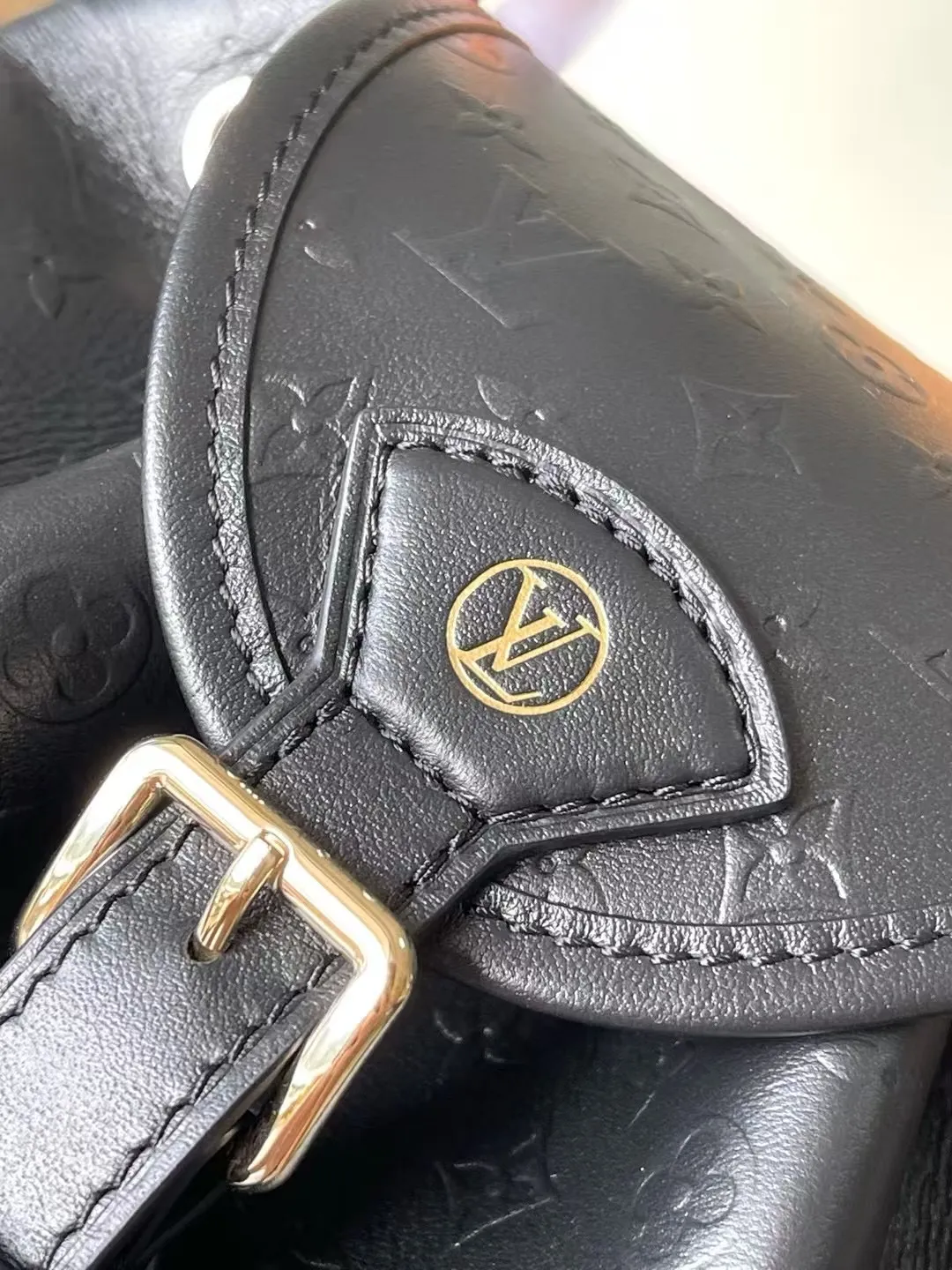 💰1100 (top-grain leather) top original M25554 Odyssee handbag from the 2025 early autumn series, cleverly recalling the Excursion backpack design of the 2024 Cruise early spring series, paying tribute to Louis Vuitton's travel heritage with classic touches. The cowhide leather body is covered with Monogram Bold pattern, and the decorative buckle and detachable chain are exquisite details. The side pocket allows you to easily carry your keys or lipstick. Dimensions: 27 × 17 × 12 cm