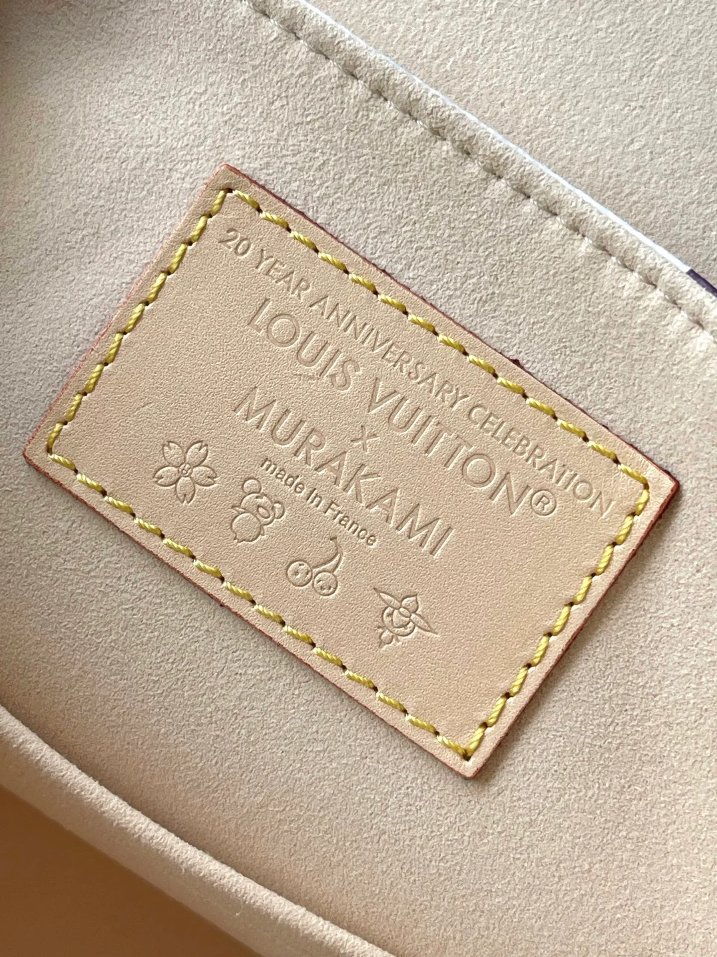 💰1180 Top Original M13081 This Venice backpack is made of coated canvas and depicts the Monogram pattern with the bright colors of Japanese artist Takashi Murakami, highlighting the smart interest of the Louis Vuitton x Murakami reissue series. Classic cowhide leather shapes the slim shoulder straps, and large buckles add a metallic sheen to the flap and outer pocket. Dimensions: 24 × 26 × 7 cm