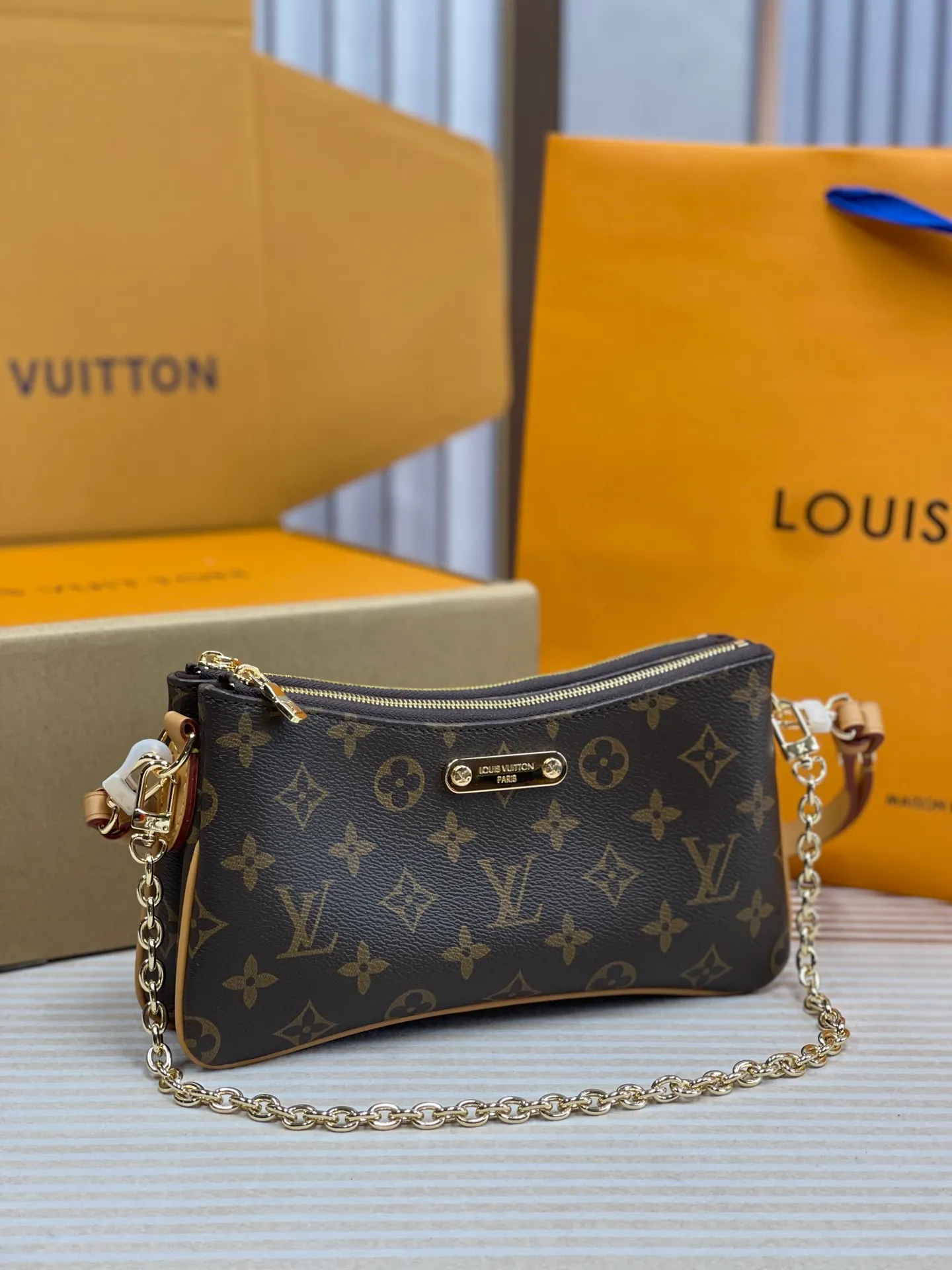 [Upgraded version] P 460¥🌞Upgraded version. High quality. Semi-steel hardware. Comes with a full set of packaging. 🔥Model M83008🌺Liv Pochette is designed with Monogram canvas and can be worn closely under the arm. It comes with a removable gold tone chain and a removable, adjustable double shoulder strap in Louis Vuitton's signature natural cowhide leather. This stylish piece features a secure double zip and is finished with gold-tone engraved panels. 24.5 × 13 × 6.5cm