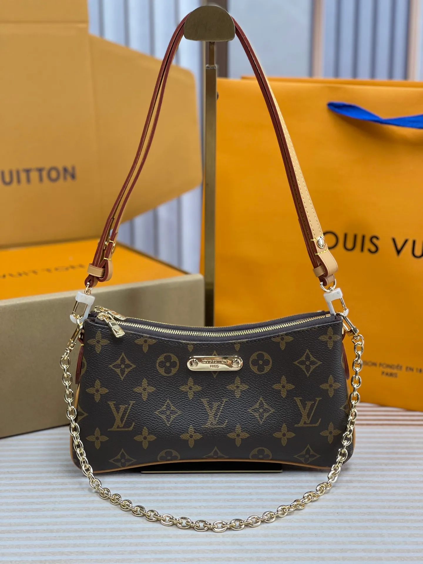 [Upgraded version] P 460¥🌞Upgraded version. High quality. Semi-steel hardware. Comes with a full set of packaging. 🔥Model M83008🌺Liv Pochette is designed with Monogram canvas and can be worn closely under the arm. It comes with a removable gold tone chain and a removable, adjustable double shoulder strap in Louis Vuitton's signature natural cowhide leather. This stylish piece features a secure double zip and is finished with gold-tone engraved panels. 24.5 × 13 × 6.5cm