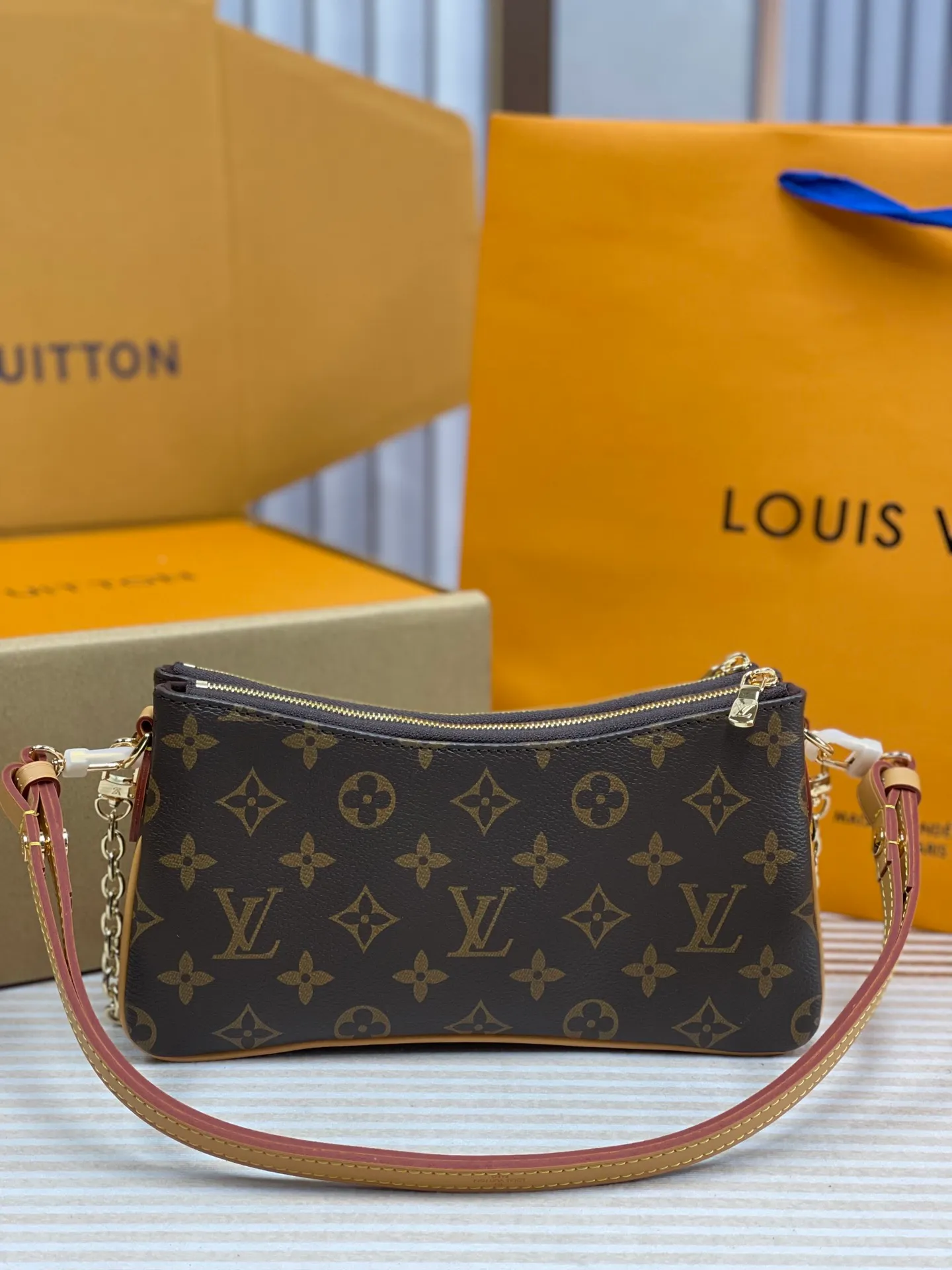 [Upgraded version] P 460¥🌞Upgraded version. High quality. Semi-steel hardware. Comes with a full set of packaging. 🔥Model M83008🌺Liv Pochette is designed with Monogram canvas and can be worn closely under the arm. It comes with a removable gold tone chain and a removable, adjustable double shoulder strap in Louis Vuitton's signature natural cowhide leather. This stylish piece features a secure double zip and is finished with gold-tone engraved panels. 24.5 × 13 × 6.5cm