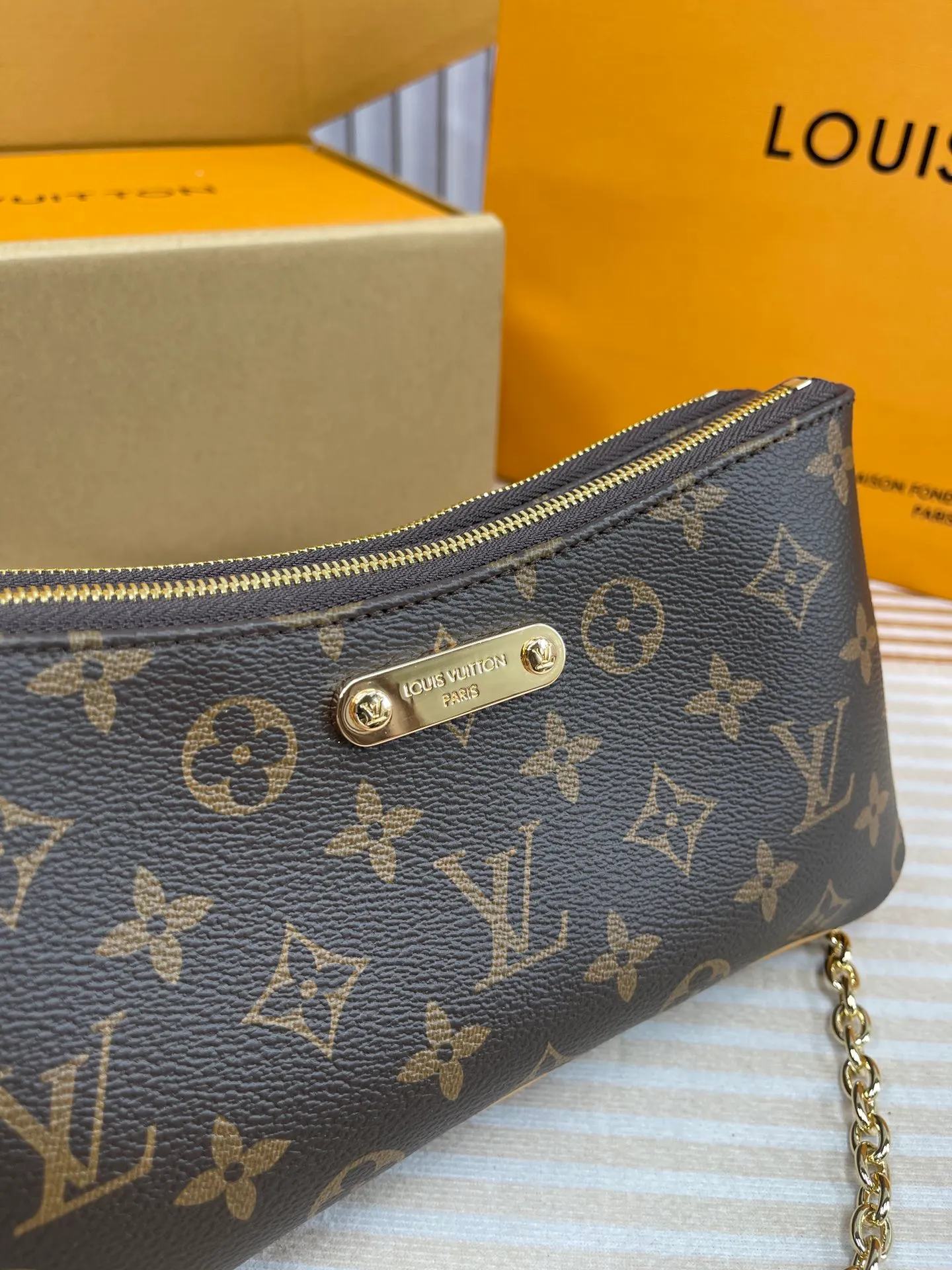 [Upgraded version] P 460¥🌞Upgraded version. High quality. Semi-steel hardware. Comes with a full set of packaging. 🔥Model M83008🌺Liv Pochette is designed with Monogram canvas and can be worn closely under the arm. It comes with a removable gold tone chain and a removable, adjustable double shoulder strap in Louis Vuitton's signature natural cowhide leather. This stylish piece features a secure double zip and is finished with gold-tone engraved panels. 24.5 × 13 × 6.5cm