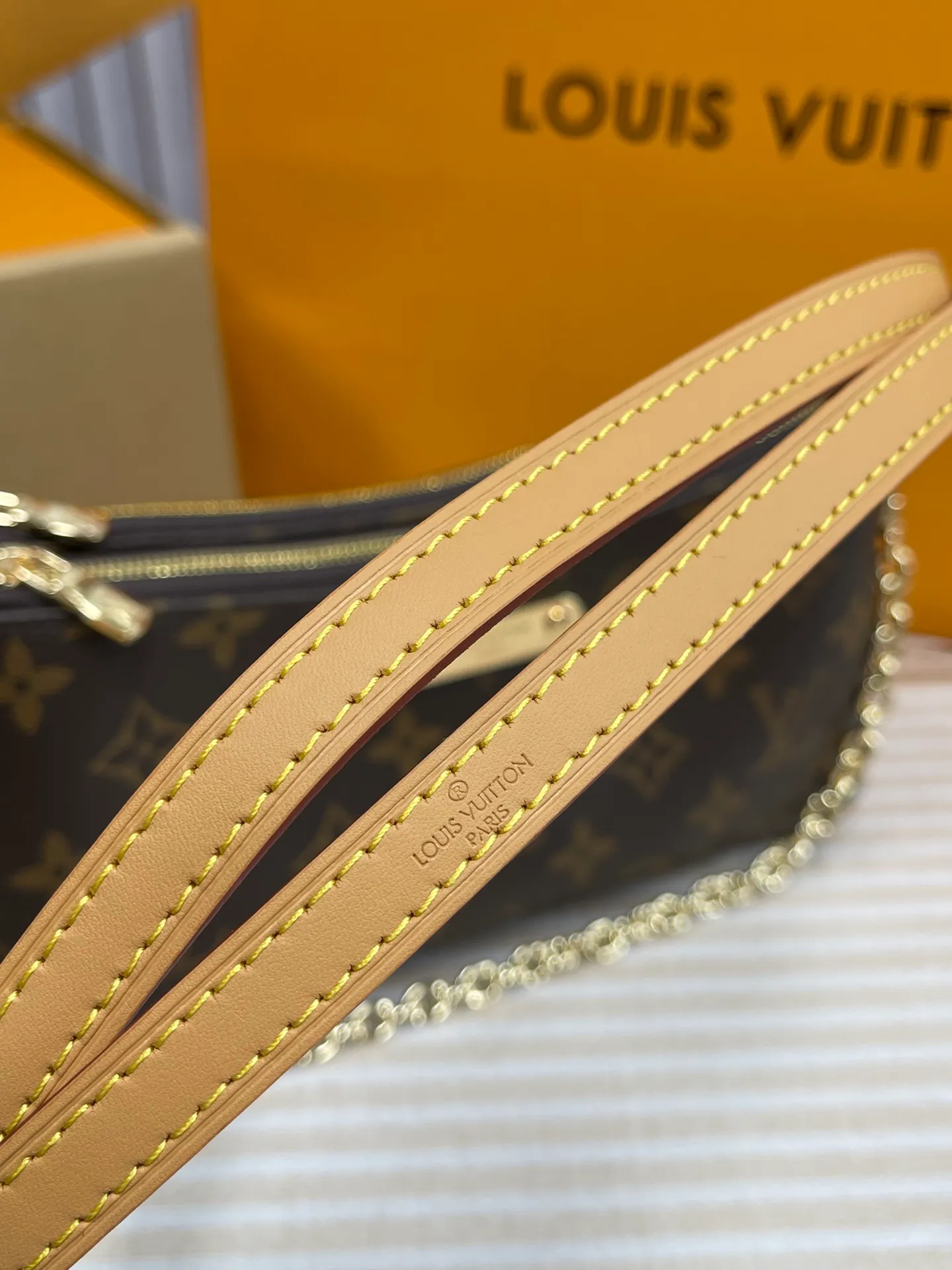 [Upgraded version] P 460¥🌞Upgraded version. High quality. Semi-steel hardware. Comes with a full set of packaging. 🔥Model M83008🌺Liv Pochette is designed with Monogram canvas and can be worn closely under the arm. It comes with a removable gold tone chain and a removable, adjustable double shoulder strap in Louis Vuitton's signature natural cowhide leather. This stylish piece features a secure double zip and is finished with gold-tone engraved panels. 24.5 × 13 × 6.5cm