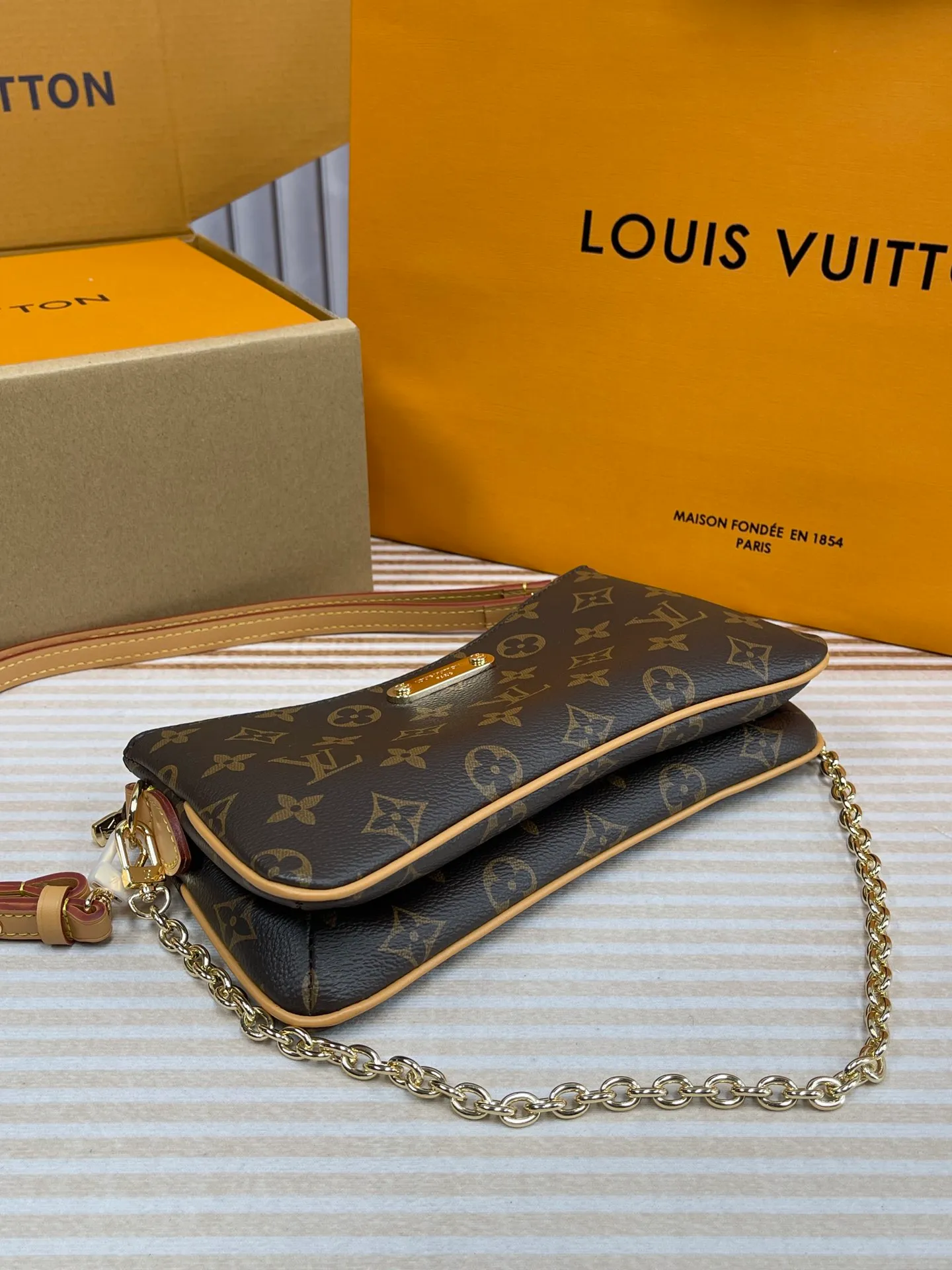 [Upgraded version] P 460¥🌞Upgraded version. High quality. Semi-steel hardware. Comes with a full set of packaging. 🔥Model M83008🌺Liv Pochette is designed with Monogram canvas and can be worn closely under the arm. It comes with a removable gold tone chain and a removable, adjustable double shoulder strap in Louis Vuitton's signature natural cowhide leather. This stylish piece features a secure double zip and is finished with gold-tone engraved panels. 24.5 × 13 × 6.5cm