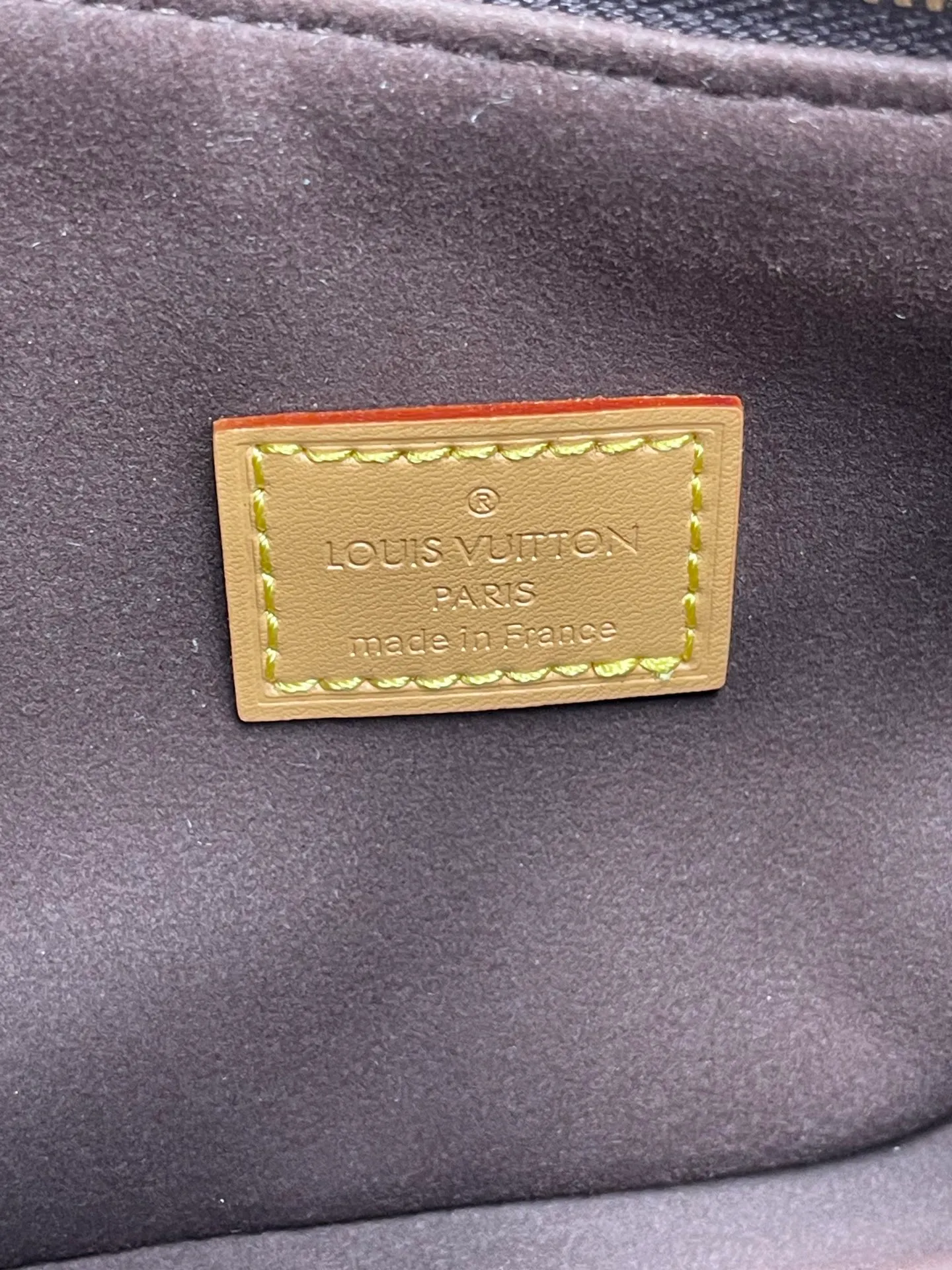 [Upgraded version] P 460¥🌞Upgraded version. High quality. Semi-steel hardware. Comes with a full set of packaging. 🔥Model M83008🌺Liv Pochette is designed with Monogram canvas and can be worn closely under the arm. It comes with a removable gold tone chain and a removable, adjustable double shoulder strap in Louis Vuitton's signature natural cowhide leather. This stylish piece features a secure double zip and is finished with gold-tone engraved panels. 24.5 × 13 × 6.5cm