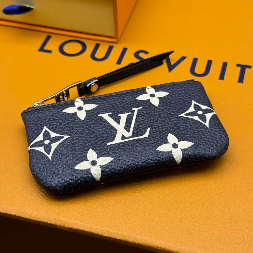 💰110 💎Upgraded from the original version🇫🇷 This Damier small leather bag can hold change and keys, and can be easily put into a handbag or clothing pocket. Key ring, key hook can be hung on the D-ring provided with most Louis Vuitton handbags, zipper closure, Damier canvas texture and embossed calfskin, shiny gold-tone hardware. Model: M82203 M80885 M62650, size: 12x7cm