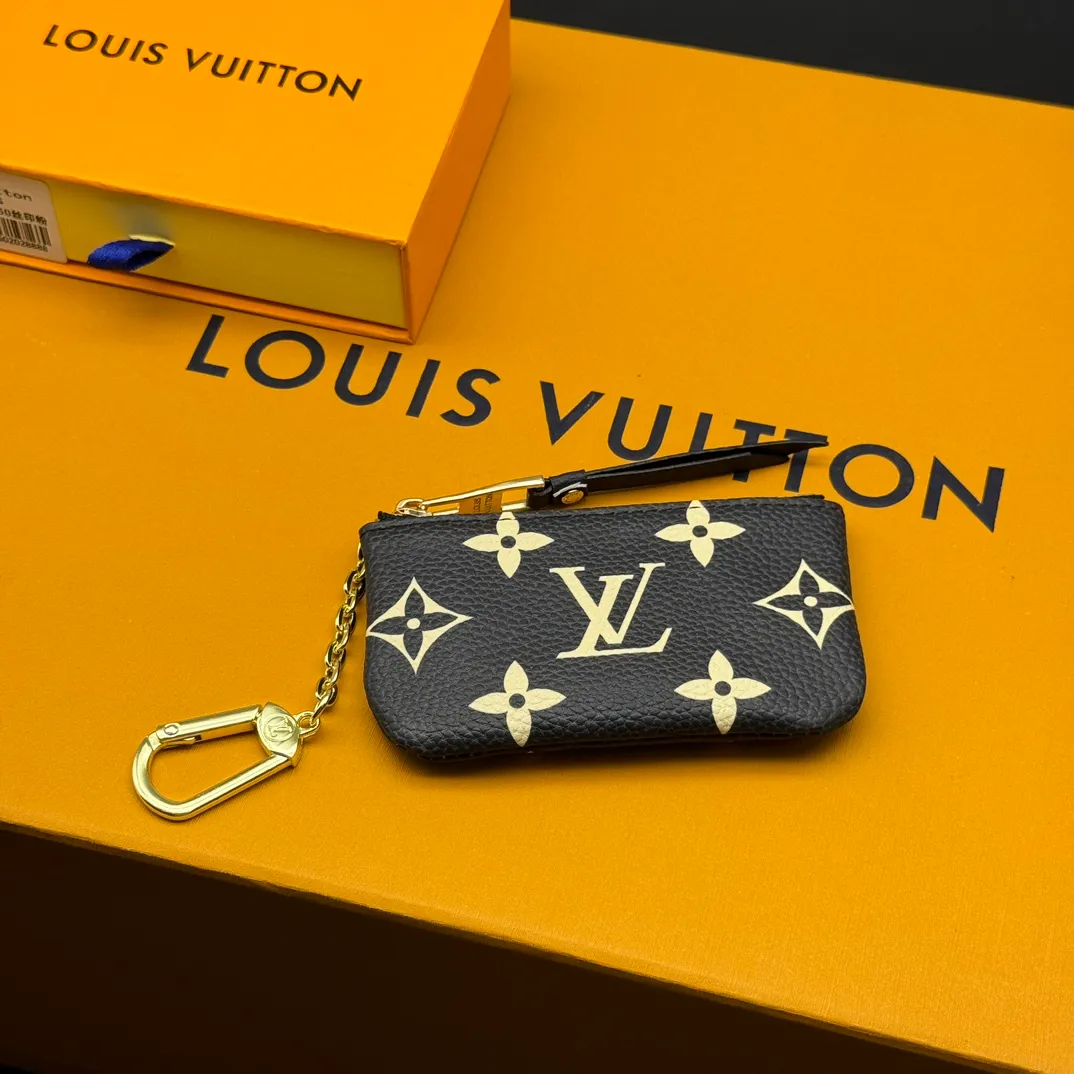 💰110 💎Upgraded from the original version🇫🇷 This Damier small leather bag can hold change and keys, and can be easily put into a handbag or clothing pocket. Key ring, key hook can be hung on the D-ring provided with most Louis Vuitton handbags, zipper closure, Damier canvas texture and embossed calfskin, shiny gold-tone hardware. Model: M82203 M80885 M62650, size: 12x7cm