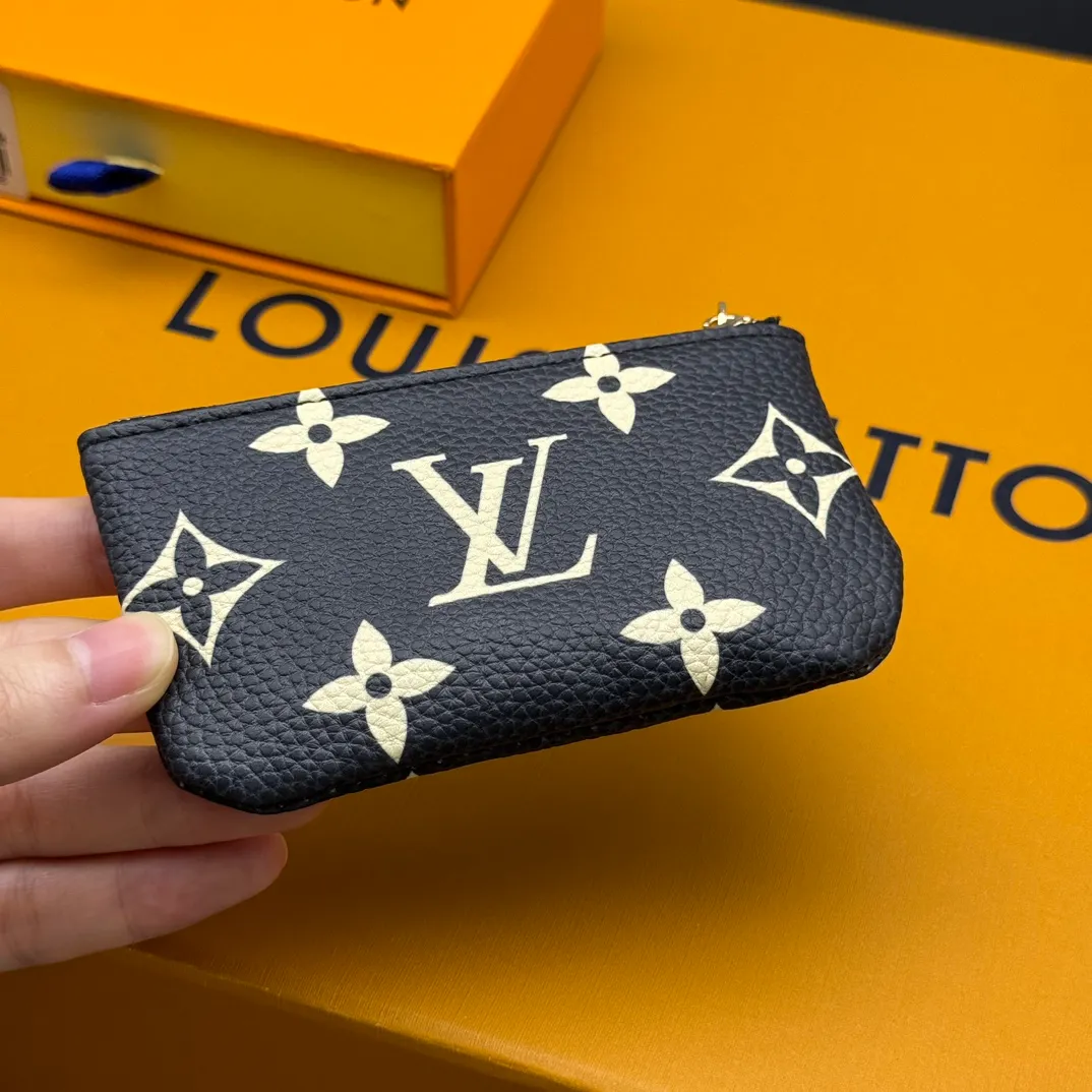 💰110 💎Upgraded from the original version🇫🇷 This Damier small leather bag can hold change and keys, and can be easily put into a handbag or clothing pocket. Key ring, key hook can be hung on the D-ring provided with most Louis Vuitton handbags, zipper closure, Damier canvas texture and embossed calfskin, shiny gold-tone hardware. Model: M82203 M80885 M62650, size: 12x7cm