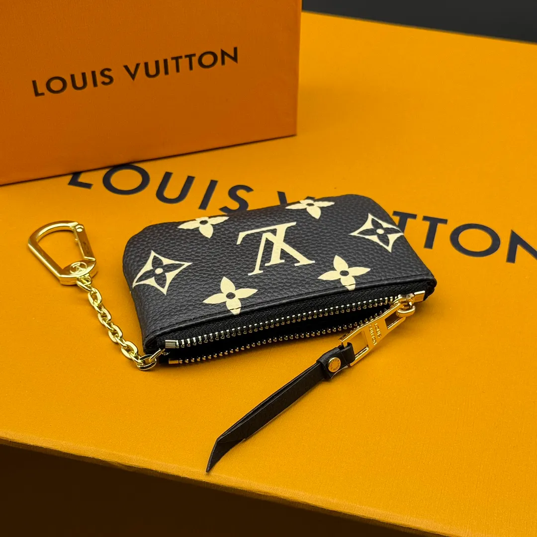 💰110 💎Upgraded from the original version🇫🇷 This Damier small leather bag can hold change and keys, and can be easily put into a handbag or clothing pocket. Key ring, key hook can be hung on the D-ring provided with most Louis Vuitton handbags, zipper closure, Damier canvas texture and embossed calfskin, shiny gold-tone hardware. Model: M82203 M80885 M62650, size: 12x7cm