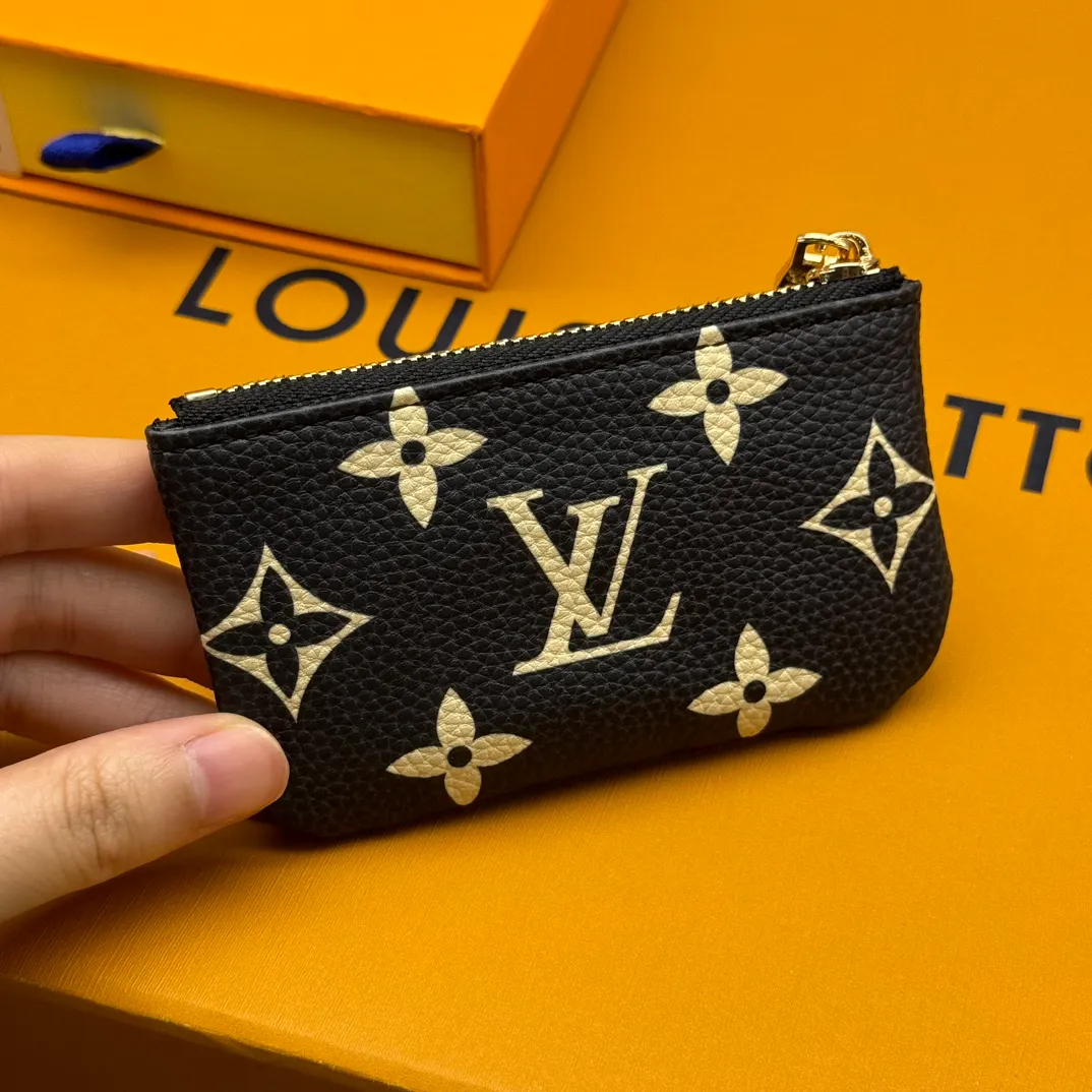 💰110 💎Upgraded from the original version🇫🇷 This Damier small leather bag can hold change and keys, and can be easily put into a handbag or clothing pocket. Key ring, key hook can be hung on the D-ring provided with most Louis Vuitton handbags, zipper closure, Damier canvas texture and embossed calfskin, shiny gold-tone hardware. Model: M82203 M80885 M62650, size: 12x7cm