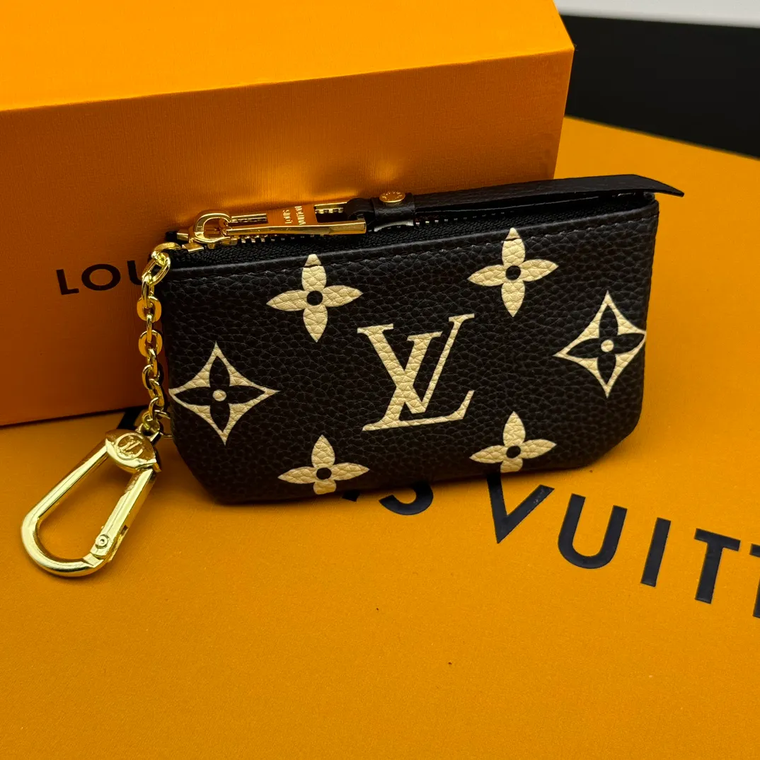 💰110 💎Upgraded from the original version🇫🇷 This Damier small leather bag can hold change and keys, and can be easily put into a handbag or clothing pocket. Key ring, key hook can be hung on the D-ring provided with most Louis Vuitton handbags, zipper closure, Damier canvas texture and embossed calfskin, shiny gold-tone hardware. Model: M82203 M80885 M62650, size: 12x7cm