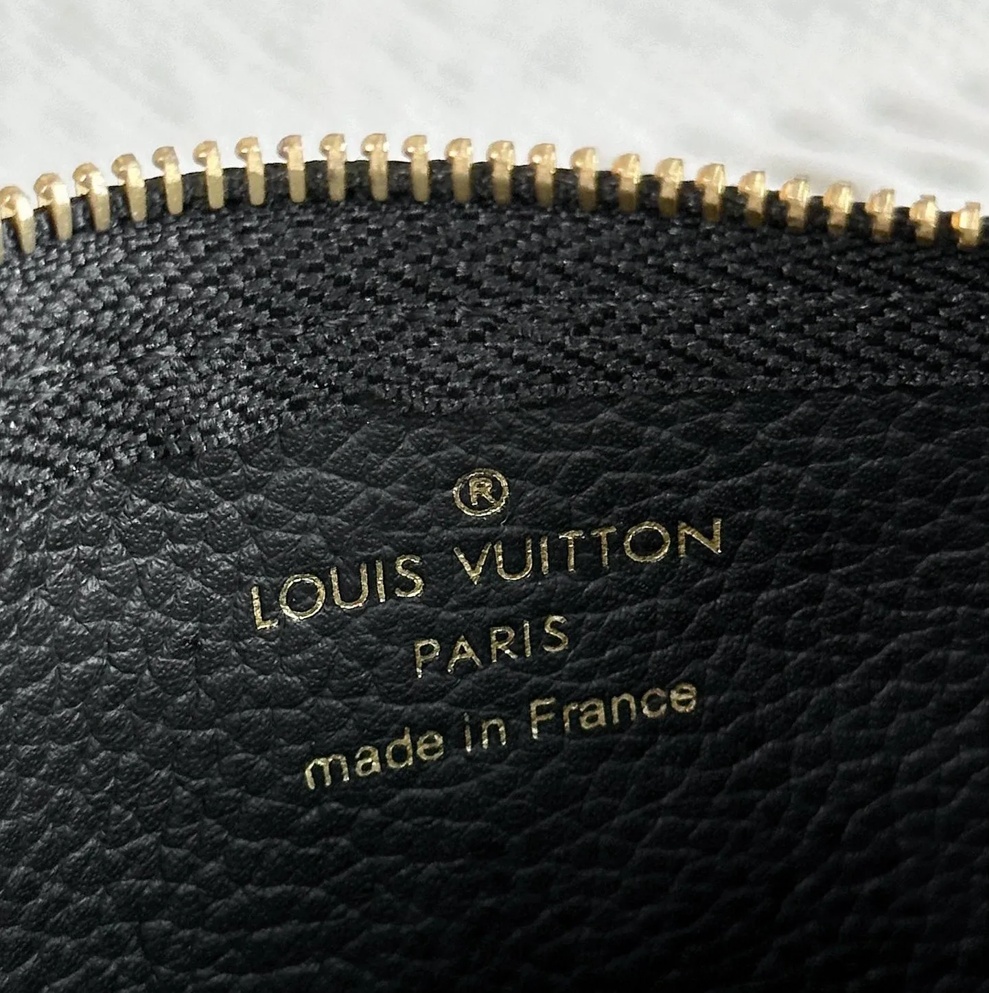 💰110 💎Upgraded from the original version🇫🇷 This Damier small leather bag can hold change and keys, and can be easily put into a handbag or clothing pocket. Key ring, key hook can be hung on the D-ring provided with most Louis Vuitton handbags, zipper closure, Damier canvas texture and embossed calfskin, shiny gold-tone hardware. Model: M82203 M80885 M62650, size: 12x7cm