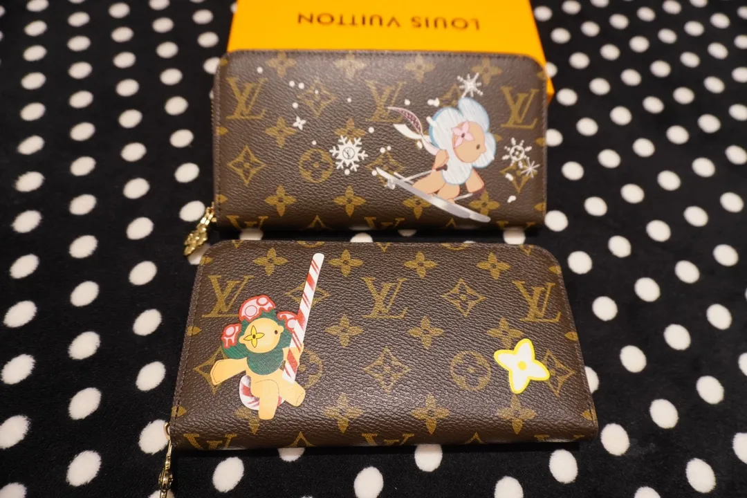 P160💰 60017, 80857, 12223 This LV Charms card holder is from the SnowShow series, incorporating smooth leather trim and festive patterns into the iconic Monogram canvas. The brand mascot Vivienne’s pet dog Petula lives in a corner, and Vivienne decorations and LV flowers complete the exquisite design. Dimensions 19x12x2