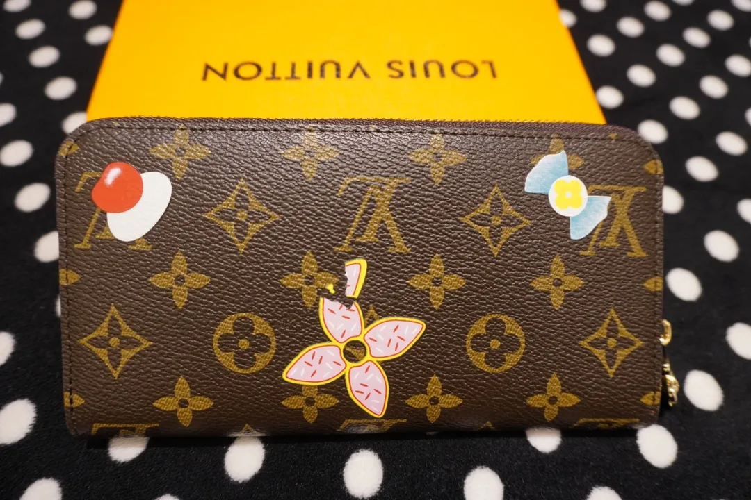 P160💰 60017, 80857, 12223 This LV Charms card holder is from the SnowShow series, incorporating smooth leather trim and festive patterns into the iconic Monogram canvas. The brand mascot Vivienne’s pet dog Petula lives in a corner, and Vivienne decorations and LV flowers complete the exquisite design. Dimensions 19x12x2