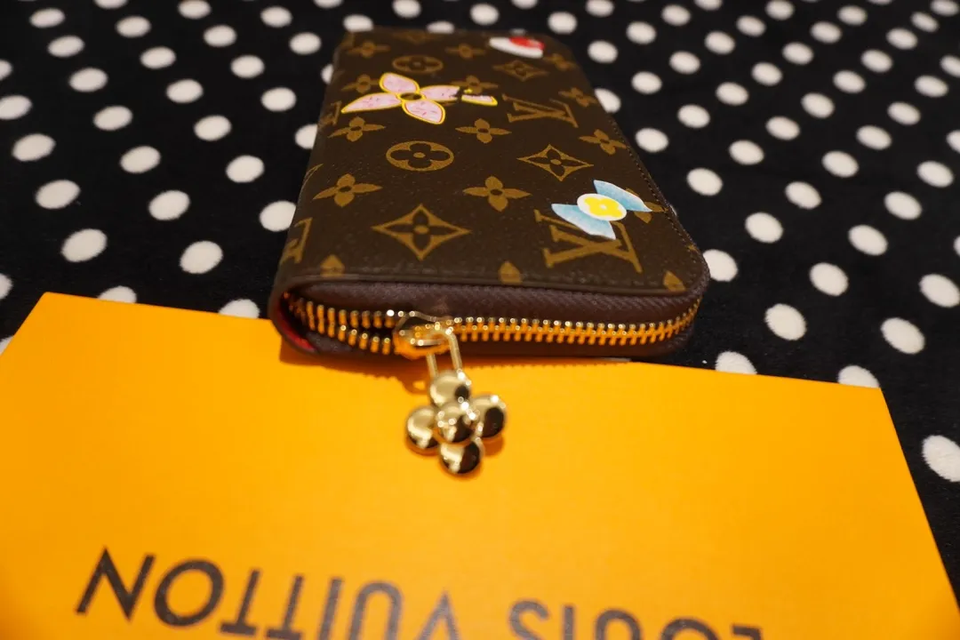 P160💰 60017, 80857, 12223 This LV Charms card holder is from the SnowShow series, incorporating smooth leather trim and festive patterns into the iconic Monogram canvas. The brand mascot Vivienne’s pet dog Petula lives in a corner, and Vivienne decorations and LV flowers complete the exquisite design. Dimensions 19x12x2