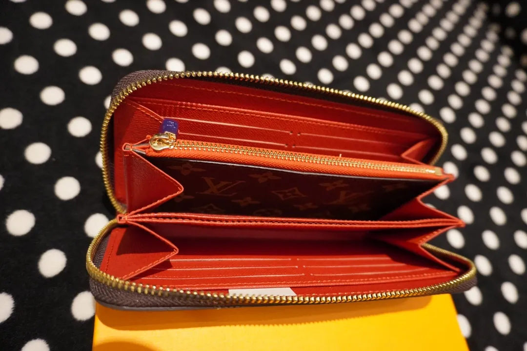 P160💰 60017, 80857, 12223 This LV Charms card holder is from the SnowShow series, incorporating smooth leather trim and festive patterns into the iconic Monogram canvas. The brand mascot Vivienne’s pet dog Petula lives in a corner, and Vivienne decorations and LV flowers complete the exquisite design. Dimensions 19x12x2