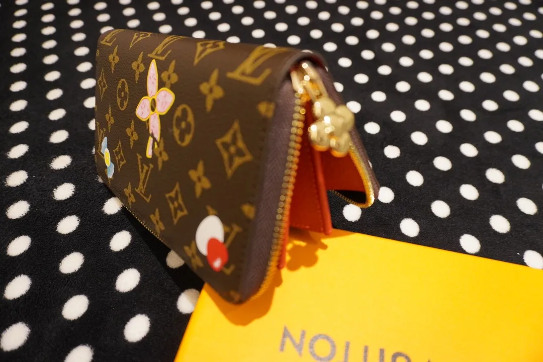 P160💰 60017, 80857, 12223 This LV Charms card holder is from the SnowShow series, incorporating smooth leather trim and festive patterns into the iconic Monogram canvas. The brand mascot Vivienne’s pet dog Petula lives in a corner, and Vivienne decorations and LV flowers complete the exquisite design. Dimensions 19x12x2