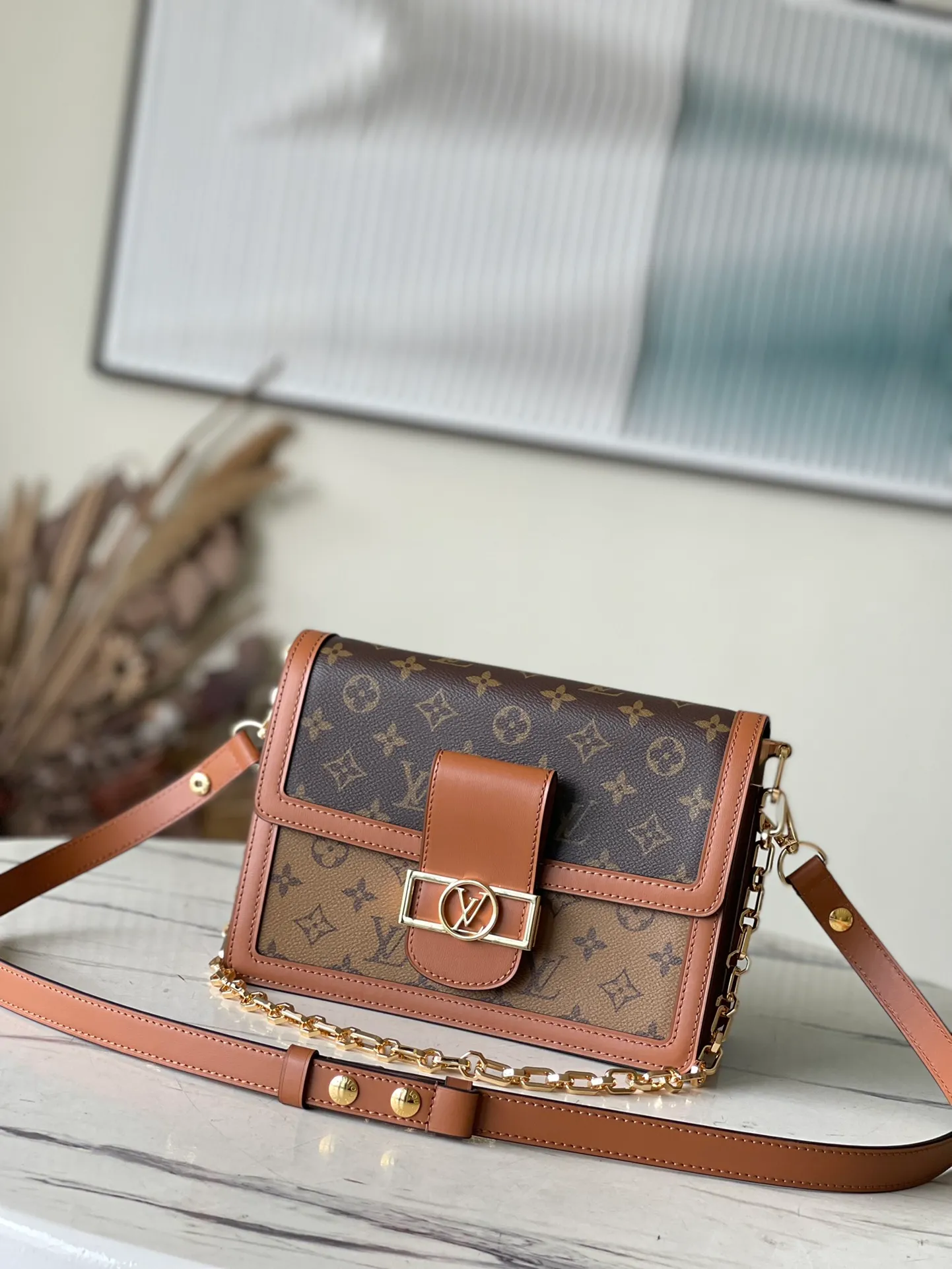 💰880 (Steel Hardware) Top Quality M45958 Medium New work in the classic Dauphine handbag series: from the 2019 early spring series, an improved design by Nicolas Ghesquière, the artistic director of women's wear. Combining Monogram canvas and Monogram Reverse canvas, equipped with chain straps and magnetic buckles, it shows the brand's tradition in a modern style and shows its fashionable endowment. Dimensions: 25 x 17 x 10.5 cm