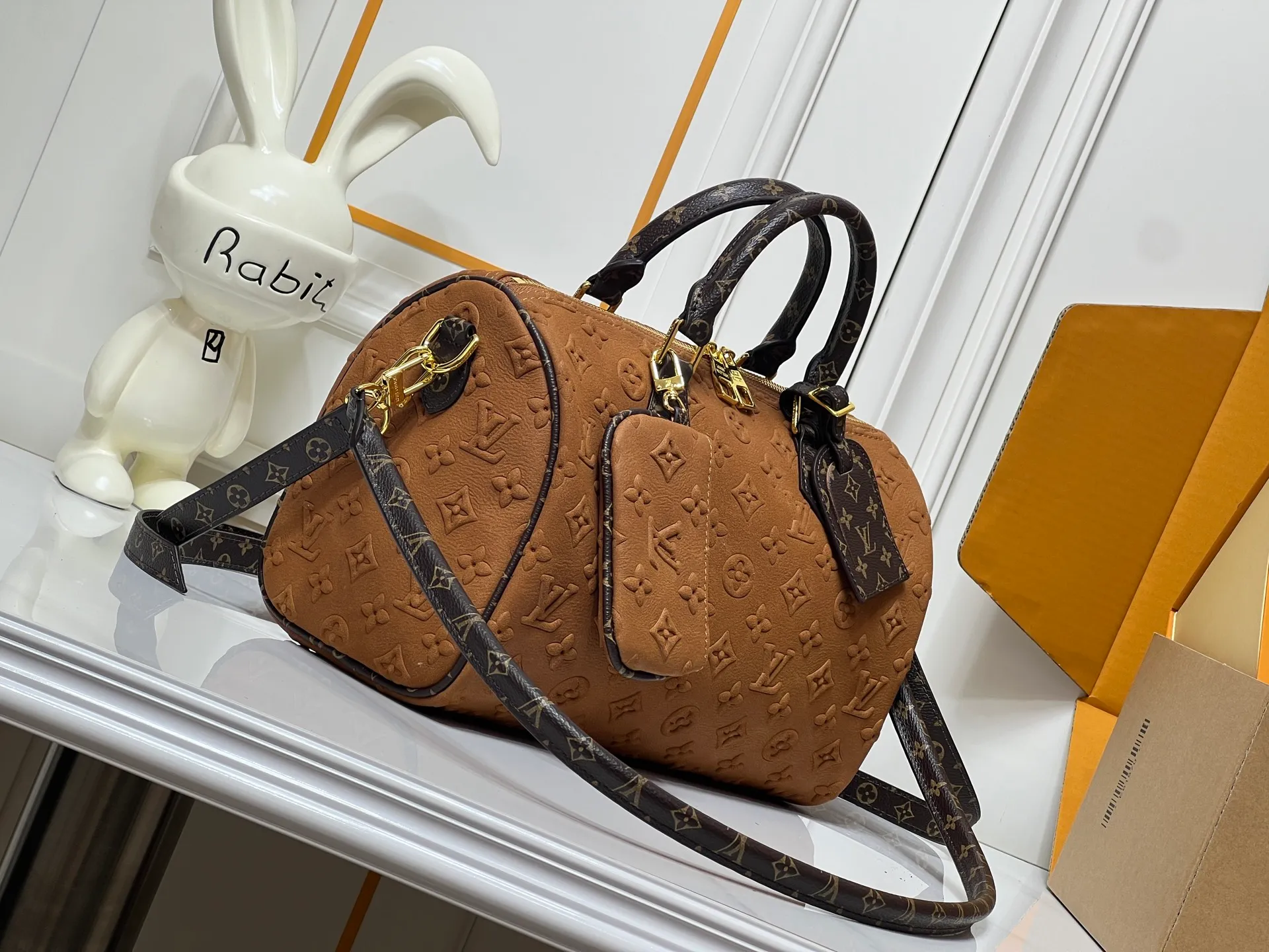 Batch 300💰M15225 M22853 Speedy Bandoulière 30 Handbag A refreshed piece of Louis Vuitton's classic Speedy series, it is crafted from gray embossed leather and is engraved with the brand's iconic Monogram pattern, fully demonstrating the brand's heritage in the texture. Equipped with golden metal accessories, it has a delicate handle and an adjustable shoulder strap, so it can be carried elegantly by hand or worn casually across the body. Built-in detachable coin purse blends practicality and design. From daily commuting to leisure travel, it combines classic bag shapes with modern materials to interpret the balance of French elegance and pragmatism. It is a fashionable item that highlights your individual taste. Dimensions: 30x18x17 cm