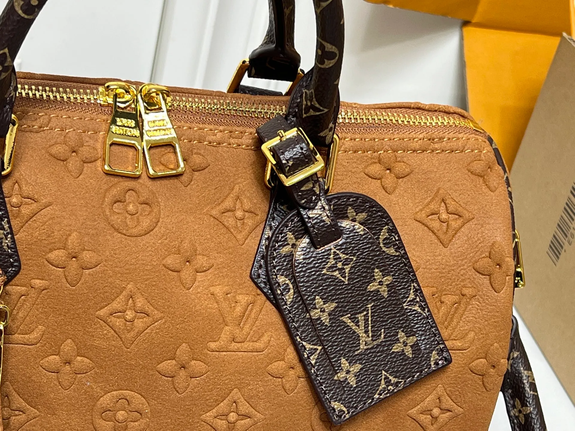 Batch 300💰M15225 M22853 Speedy Bandoulière 30 Handbag A refreshed piece of Louis Vuitton's classic Speedy series, it is crafted from gray embossed leather and is engraved with the brand's iconic Monogram pattern, fully demonstrating the brand's heritage in the texture. Equipped with golden metal accessories, it has a delicate handle and an adjustable shoulder strap, so it can be carried elegantly by hand or worn casually across the body. Built-in detachable coin purse blends practicality and design. From daily commuting to leisure travel, it combines classic bag shapes with modern materials to interpret the balance of French elegance and pragmatism. It is a fashionable item that highlights your individual taste. Dimensions: 30x18x17 cm