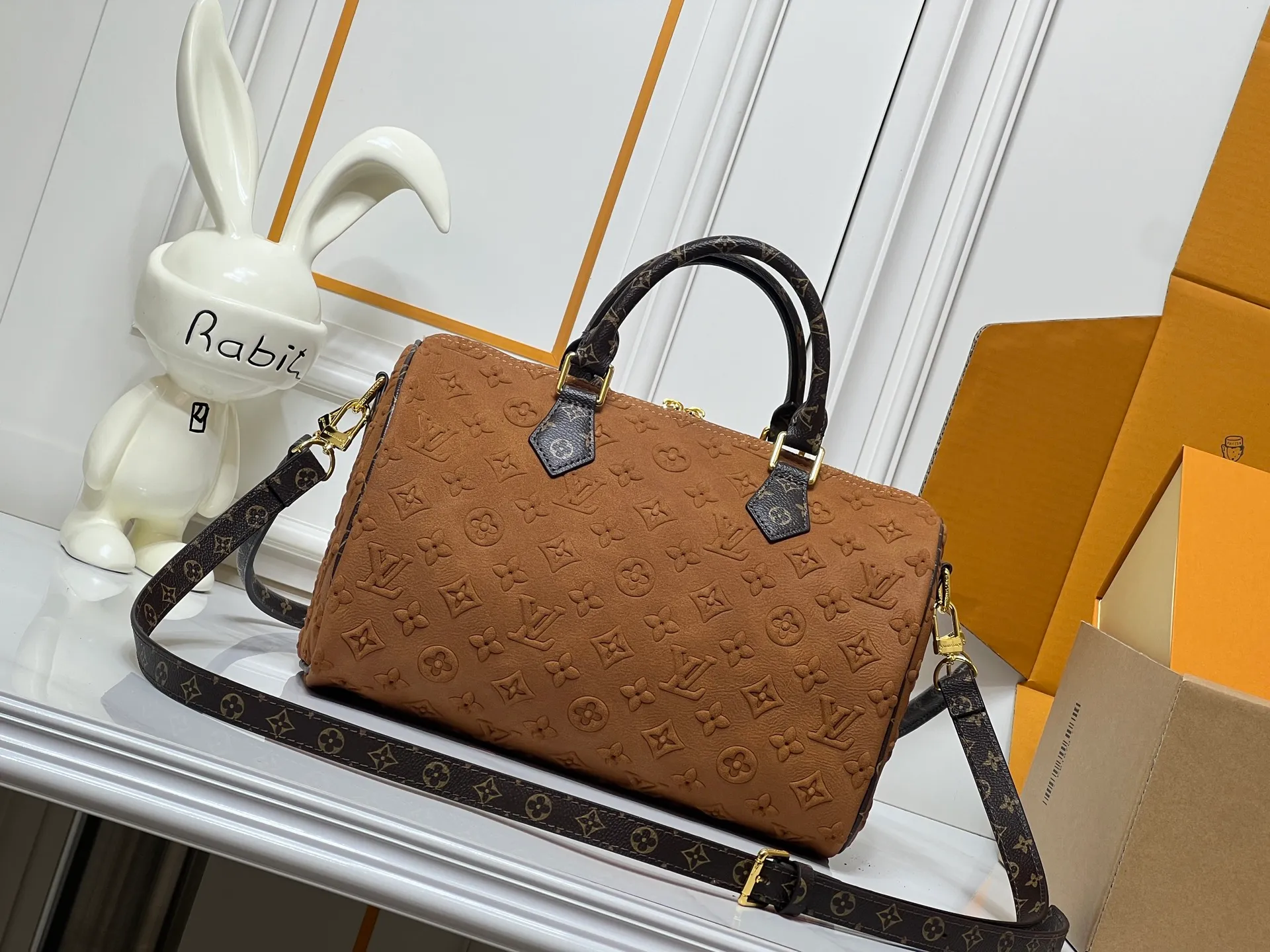 Batch 300💰M15225 M22853 Speedy Bandoulière 30 Handbag A refreshed piece of Louis Vuitton's classic Speedy series, it is crafted from gray embossed leather and is engraved with the brand's iconic Monogram pattern, fully demonstrating the brand's heritage in the texture. Equipped with golden metal accessories, it has a delicate handle and an adjustable shoulder strap, so it can be carried elegantly by hand or worn casually across the body. Built-in detachable coin purse blends practicality and design. From daily commuting to leisure travel, it combines classic bag shapes with modern materials to interpret the balance of French elegance and pragmatism. It is a fashionable item that highlights your individual taste. Dimensions: 30x18x17 cm