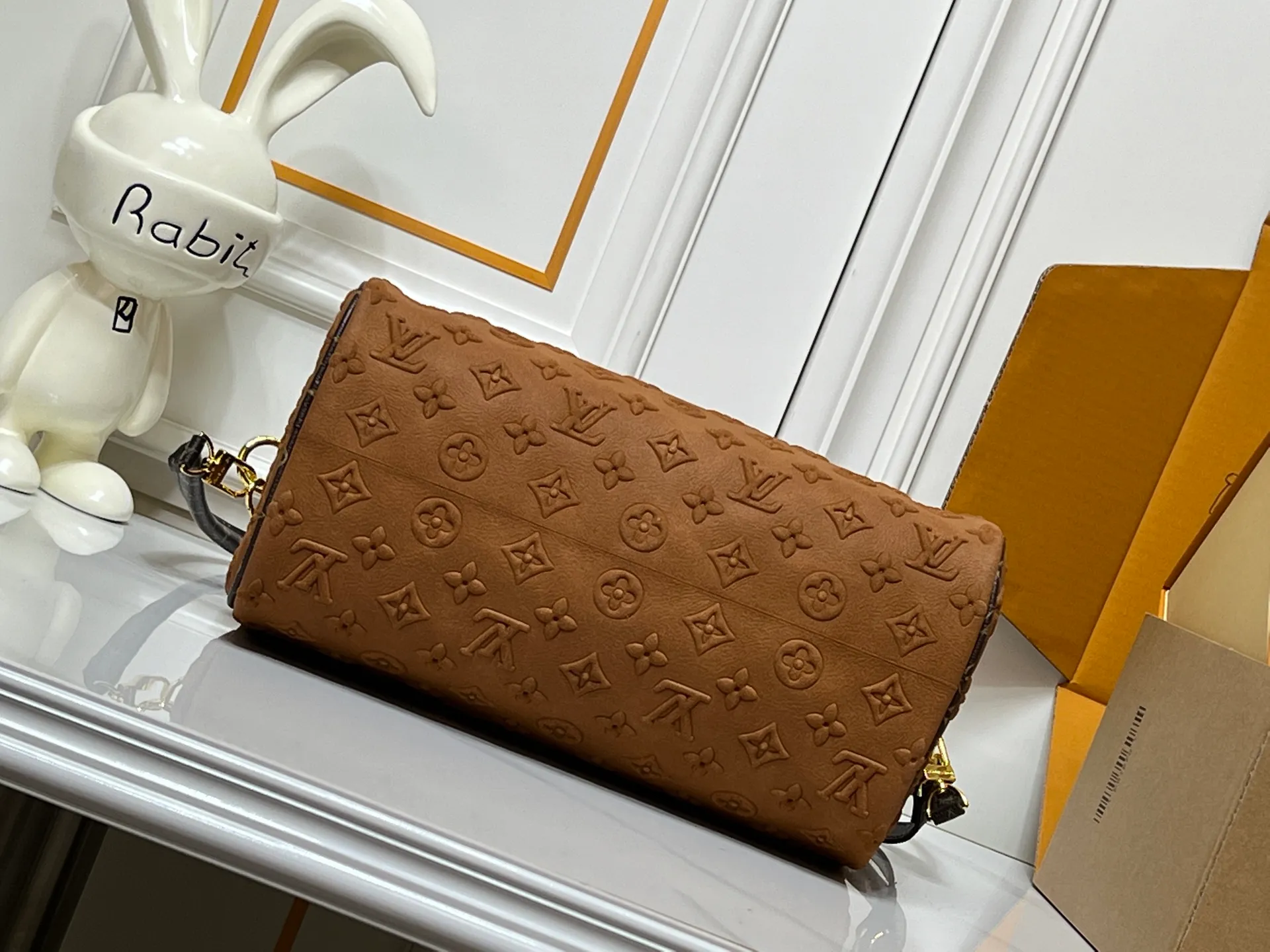 Batch 300💰M15225 M22853 Speedy Bandoulière 30 Handbag A refreshed piece of Louis Vuitton's classic Speedy series, it is crafted from gray embossed leather and is engraved with the brand's iconic Monogram pattern, fully demonstrating the brand's heritage in the texture. Equipped with golden metal accessories, it has a delicate handle and an adjustable shoulder strap, so it can be carried elegantly by hand or worn casually across the body. Built-in detachable coin purse blends practicality and design. From daily commuting to leisure travel, it combines classic bag shapes with modern materials to interpret the balance of French elegance and pragmatism. It is a fashionable item that highlights your individual taste. Dimensions: 30x18x17 cm