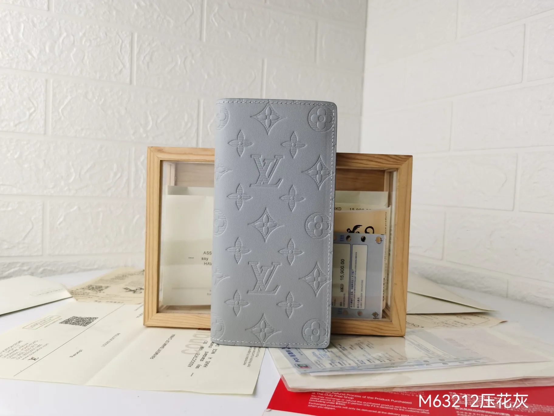 P140💰Top original version💎【Real shot, own background】M63212 embossed gray, this Brazza wallet is made of Monogram Shadow leather to give it a tough look. The soft cowhide leather is embossed with Louis Vuitton's signature Monogram pattern and has compartments, coin pockets and card slots to hold banknotes and receipts. 62665 Size: 10*19*2