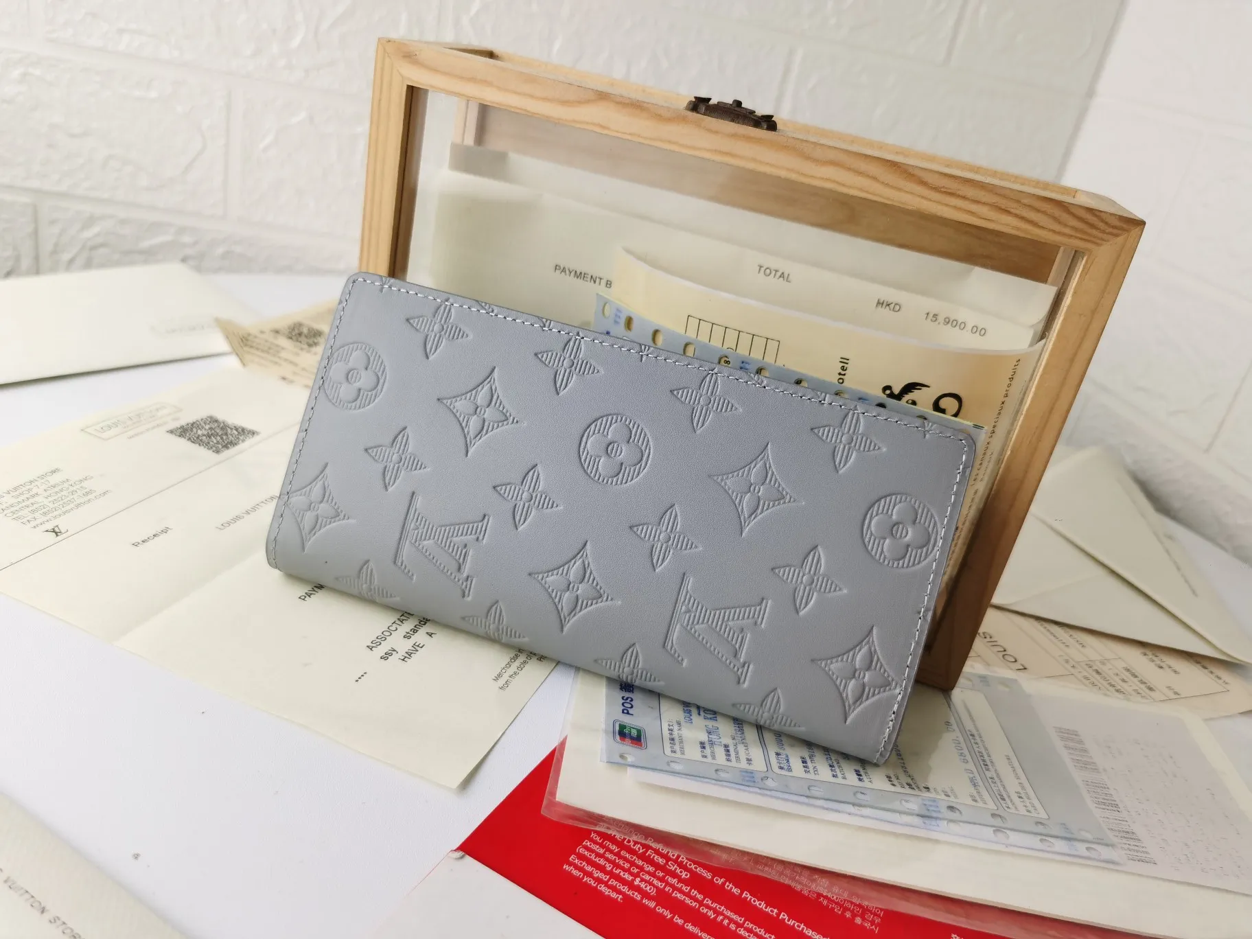 P140💰Top original version💎【Real shot, own background】M63212 embossed gray, this Brazza wallet is made of Monogram Shadow leather to give it a tough look. The soft cowhide leather is embossed with Louis Vuitton's signature Monogram pattern and has compartments, coin pockets and card slots to hold banknotes and receipts. 62665 Size: 10*19*2