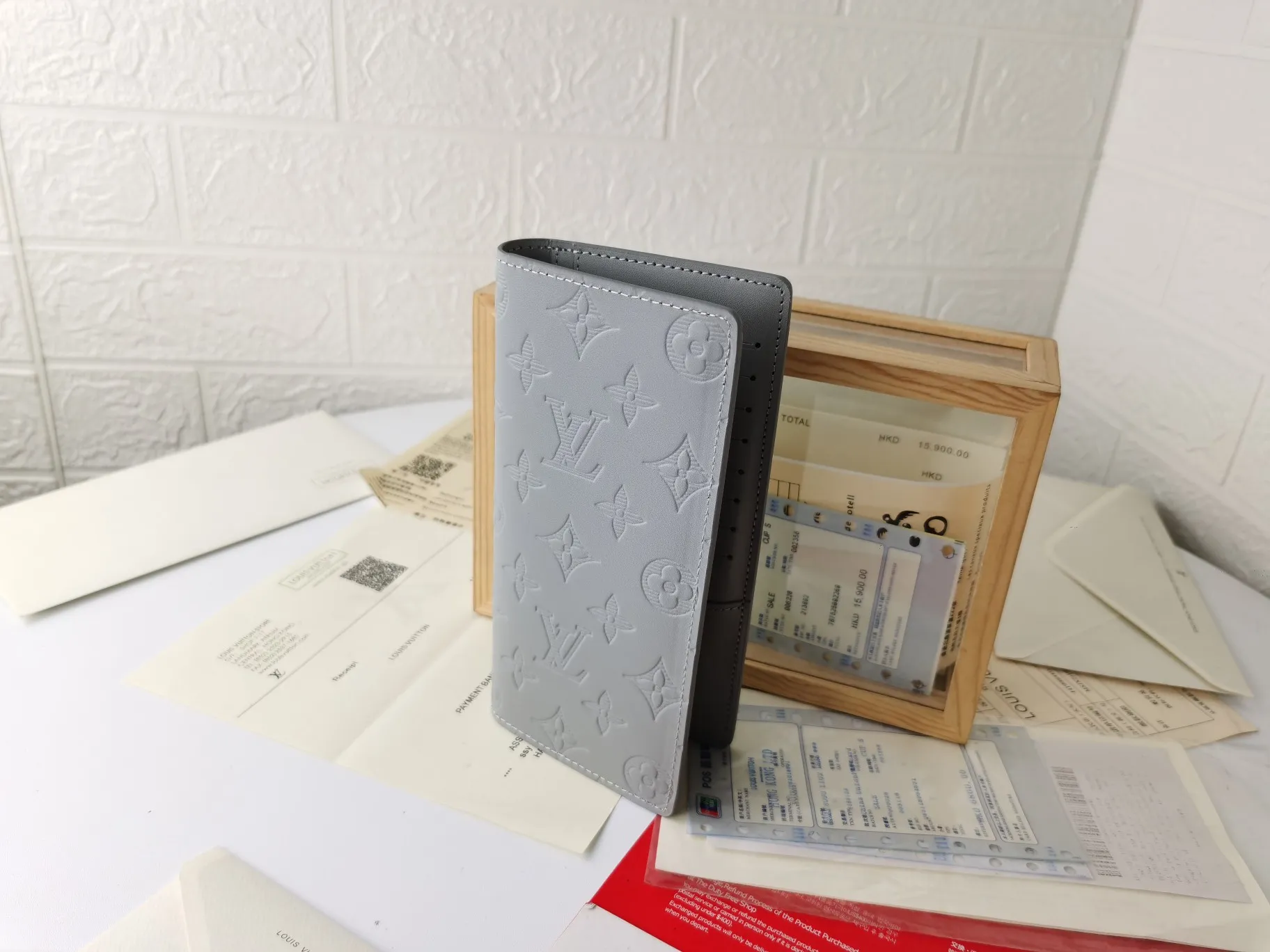 P140💰Top original version💎【Real shot, own background】M63212 embossed gray, this Brazza wallet is made of Monogram Shadow leather to give it a tough look. The soft cowhide leather is embossed with Louis Vuitton's signature Monogram pattern and has compartments, coin pockets and card slots to hold banknotes and receipts. 62665 Size: 10*19*2