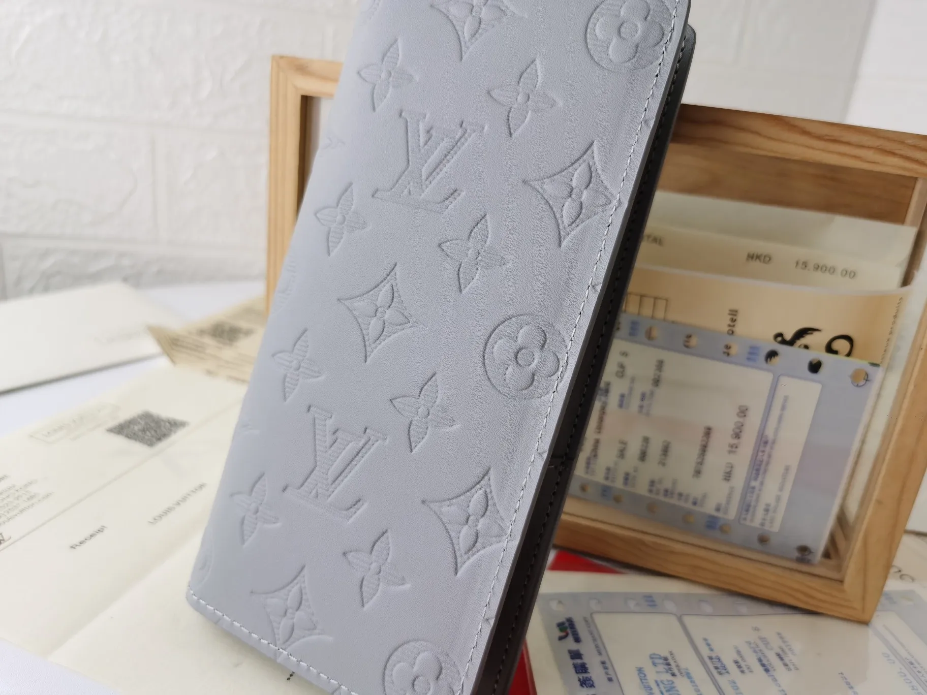 P140💰Top original version💎【Real shot, own background】M63212 embossed gray, this Brazza wallet is made of Monogram Shadow leather to give it a tough look. The soft cowhide leather is embossed with Louis Vuitton's signature Monogram pattern and has compartments, coin pockets and card slots to hold banknotes and receipts. 62665 Size: 10*19*2