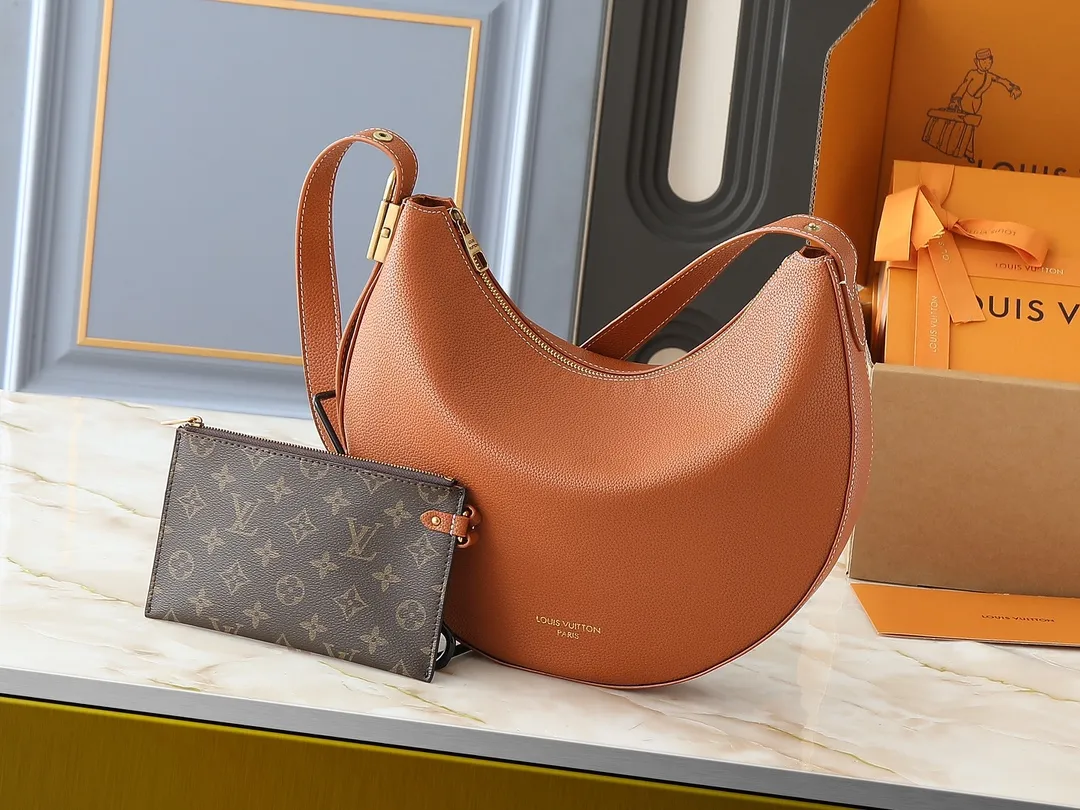 💰280💰Upgraded from the original M14417 M14642 M14635 Louis Vuitton launches the Low Key Cookie medium handbag, highlighting the brand's heritage and exquisite craftsmanship with its elegant design. The soft cow leather will develop a unique color over time, and the distressed metal padlock and removable Monogram storage bag are rich details, allowing you to switch to multiple carrying methods at will. Dimensions: 32.0 x 26.0 x 5.0 cm (length x height x width)