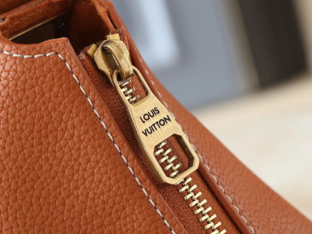 💰280💰Upgraded from the original M14417 M14642 M14635 Louis Vuitton launches the Low Key Cookie medium handbag, highlighting the brand's heritage and exquisite craftsmanship with its elegant design. The soft cow leather will develop a unique color over time, and the distressed metal padlock and removable Monogram storage bag are rich details, allowing you to switch to multiple carrying methods at will. Dimensions: 32.0 x 26.0 x 5.0 cm (length x height x width)