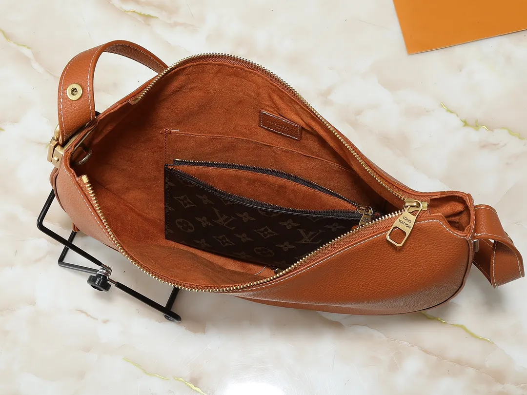 💰280💰Upgraded from the original M14417 M14642 M14635 Louis Vuitton launches the Low Key Cookie medium handbag, highlighting the brand's heritage and exquisite craftsmanship with its elegant design. The soft cow leather will develop a unique color over time, and the distressed metal padlock and removable Monogram storage bag are rich details, allowing you to switch to multiple carrying methods at will. Dimensions: 32.0 x 26.0 x 5.0 cm (length x height x width)