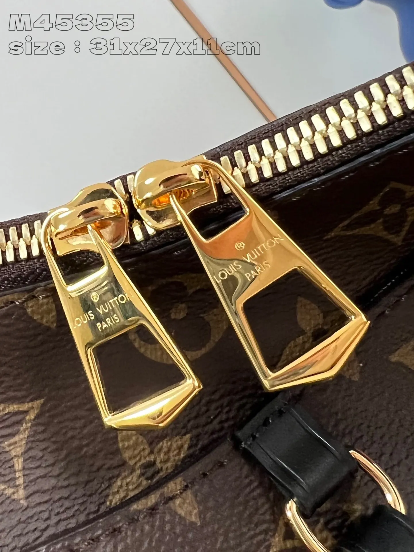 💰860 Top Original [Exclusive Real Shot M45355 Black] Louis Vuitton launches the new Odeon small handbag in the autumn and winter of 2020, integrating elegant style and practical function. Monogram canvas is complemented by a zipper design to create ample interior space, and the leather nameplate and reinforced leather corners continue the brand heritage. Adjustable leather strap allows for comfortable shoulder or cross-body wear. 31x27x11cm