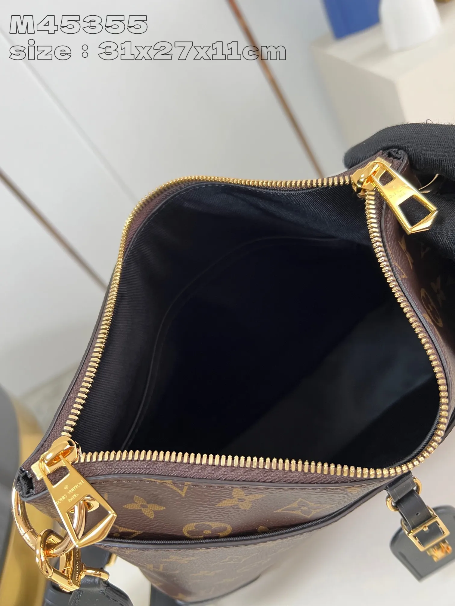 💰860 Top Original [Exclusive Real Shot M45355 Black] Louis Vuitton launches the new Odeon small handbag in the autumn and winter of 2020, integrating elegant style and practical function. Monogram canvas is complemented by a zipper design to create ample interior space, and the leather nameplate and reinforced leather corners continue the brand heritage. Adjustable leather strap allows for comfortable shoulder or cross-body wear. 31x27x11cm