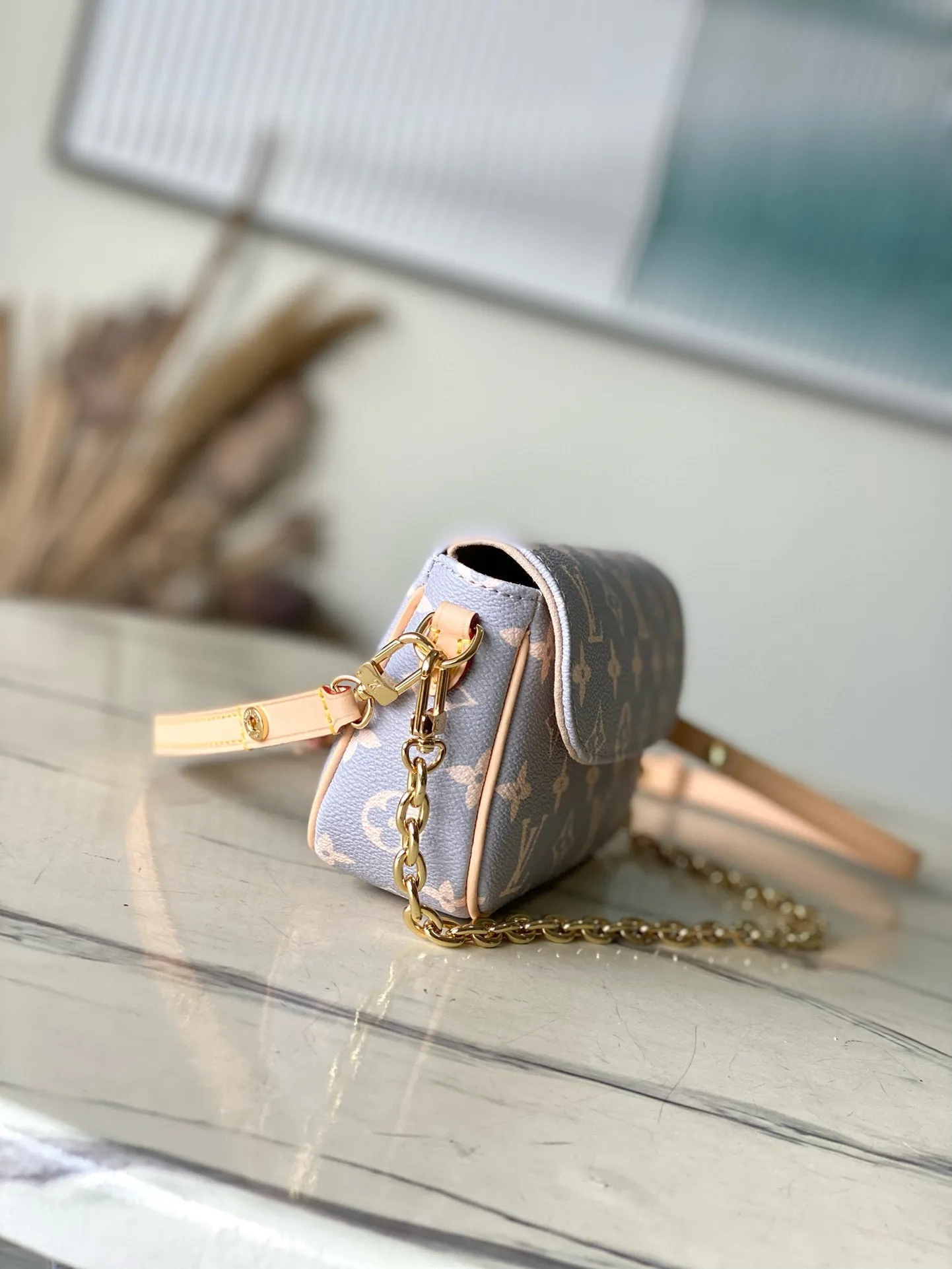 💰760 Top Original Order M12778 This Wallet On Chain Ivy handbag draws inspiration from the color of the brand's traditional hard trunk, rendering the iconic Monogram coated canvas in elegant French tones. The card compartment and zippered inner pocket can accommodate daily needs, and the chain and adjustable leather shoulder strap are detachable, allowing for long and short shoulder and cross-body wear options. 23.5 x 12 x 4.3 cm (length x height x width)