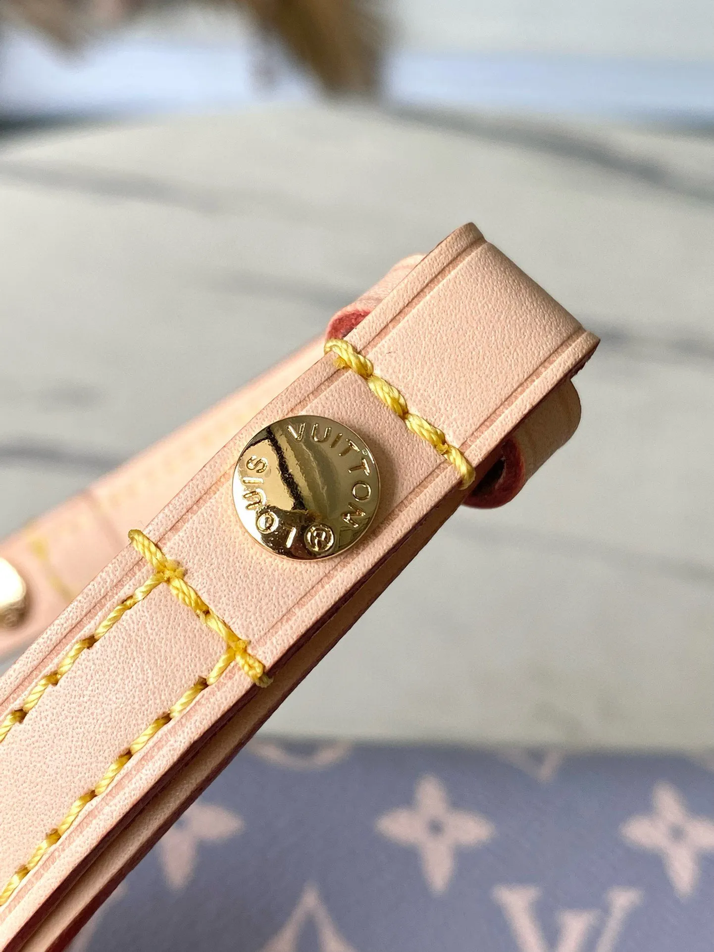 💰760 Top Original Order M12778 This Wallet On Chain Ivy handbag draws inspiration from the color of the brand's traditional hard trunk, rendering the iconic Monogram coated canvas in elegant French tones. The card compartment and zippered inner pocket can accommodate daily needs, and the chain and adjustable leather shoulder strap are detachable, allowing for long and short shoulder and cross-body wear options. 23.5 x 12 x 4.3 cm (length x height x width)