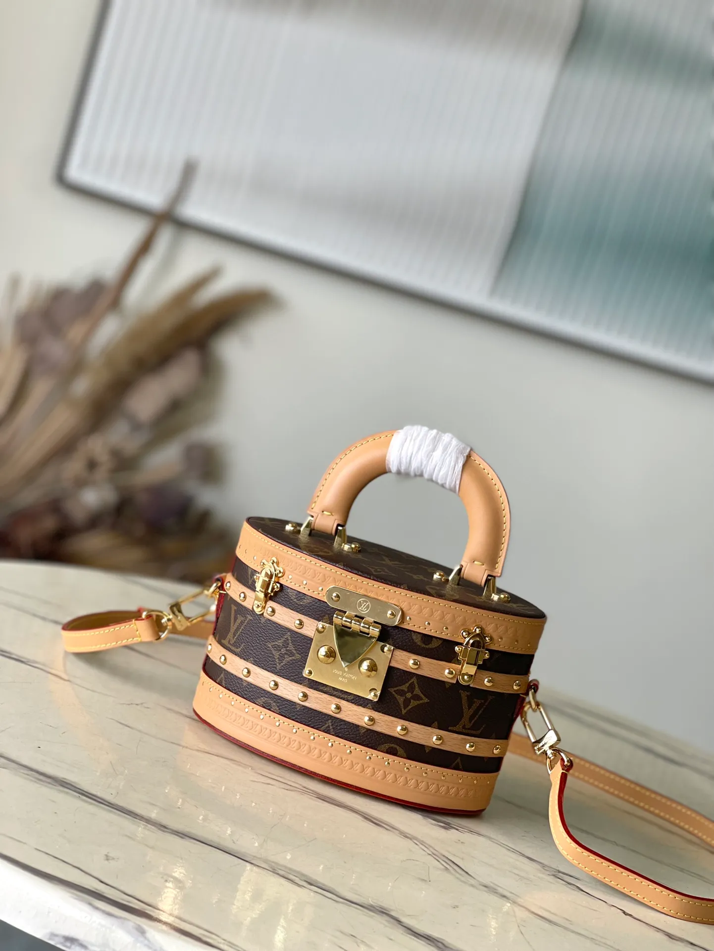 💰2500 (all steel) top original order M24843 This Ellls handbag is made of Monogram canvas with leather and beechwood trim, and the oval outline is decorated with wooden slats, which expresses the inspiration of the brand's hard box. The leather top handle and removable and adjustable leather shoulder strap allow for hand, shoulder or cross-body wear. Dimensions: 19.5 × 12 × 11.5 cm