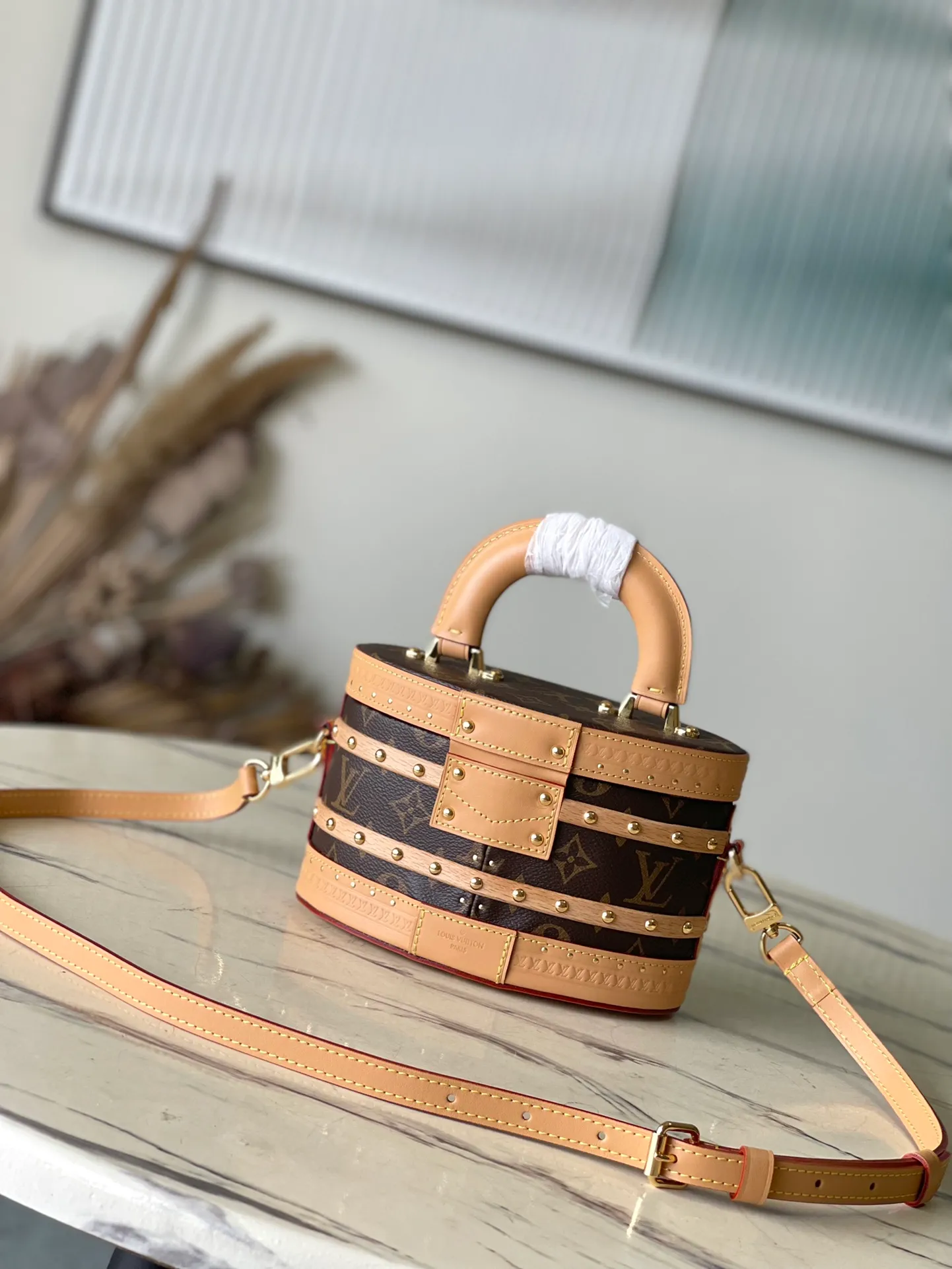 💰2500 (all steel) top original order M24843 This Ellls handbag is made of Monogram canvas with leather and beechwood trim, and the oval outline is decorated with wooden slats, which expresses the inspiration of the brand's hard box. The leather top handle and removable and adjustable leather shoulder strap allow for hand, shoulder or cross-body wear. Dimensions: 19.5 × 12 × 11.5 cm