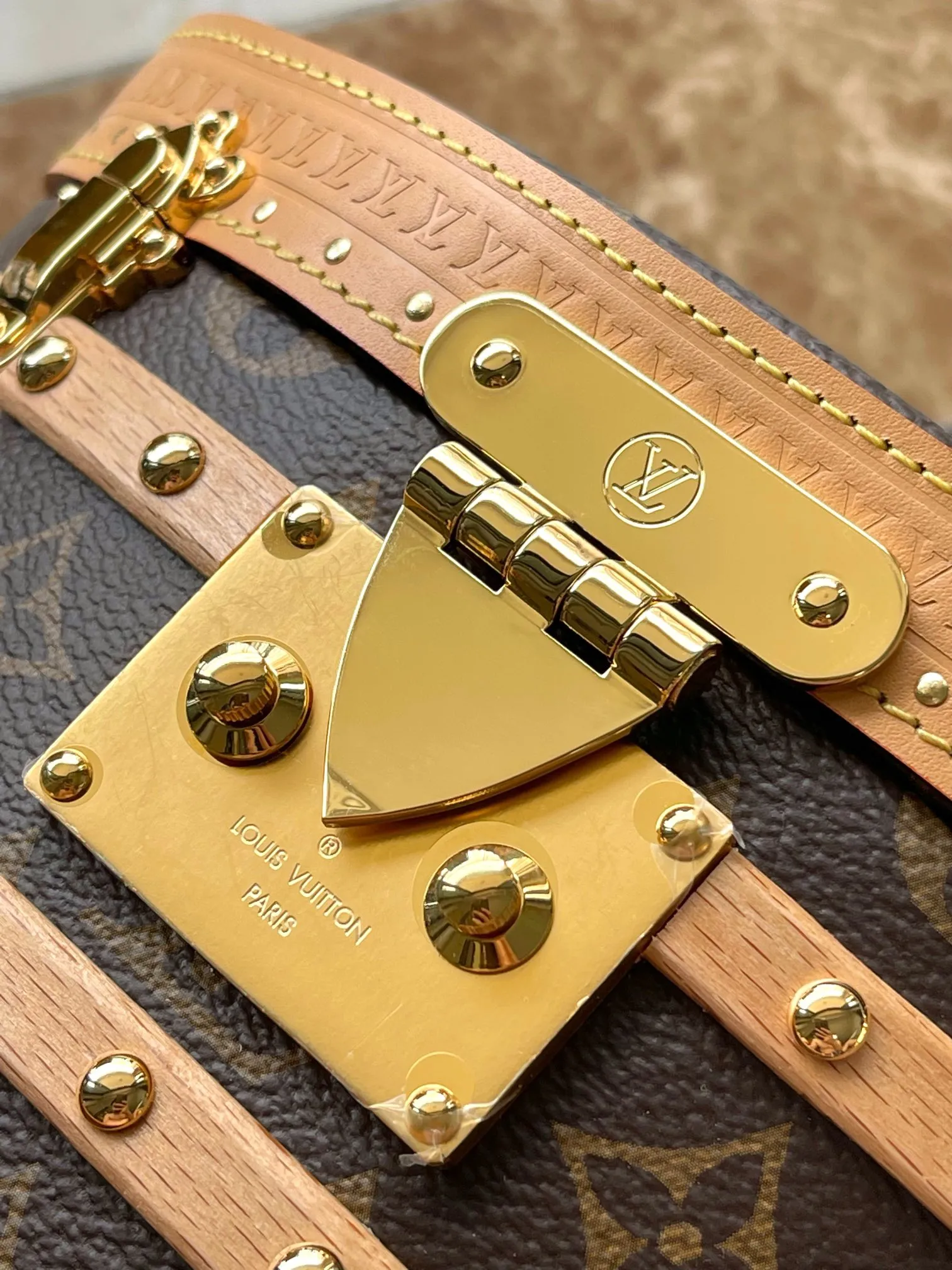 💰2500 (all steel) top original order M24843 This Ellls handbag is made of Monogram canvas with leather and beechwood trim, and the oval outline is decorated with wooden slats, which expresses the inspiration of the brand's hard box. The leather top handle and removable and adjustable leather shoulder strap allow for hand, shoulder or cross-body wear. Dimensions: 19.5 × 12 × 11.5 cm