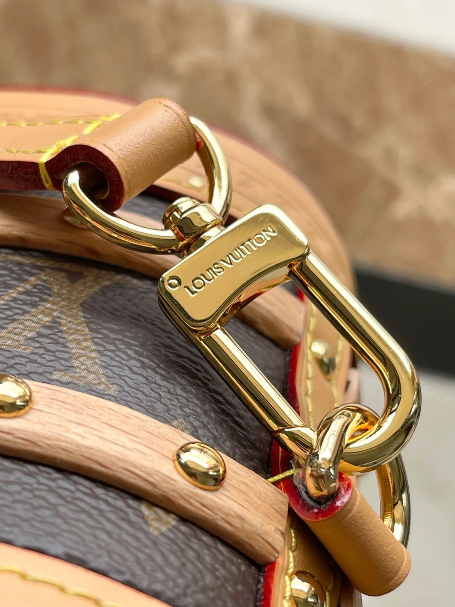 💰2500 (all steel) top original order M24843 This Ellls handbag is made of Monogram canvas with leather and beechwood trim, and the oval outline is decorated with wooden slats, which expresses the inspiration of the brand's hard box. The leather top handle and removable and adjustable leather shoulder strap allow for hand, shoulder or cross-body wear. Dimensions: 19.5 × 12 × 11.5 cm