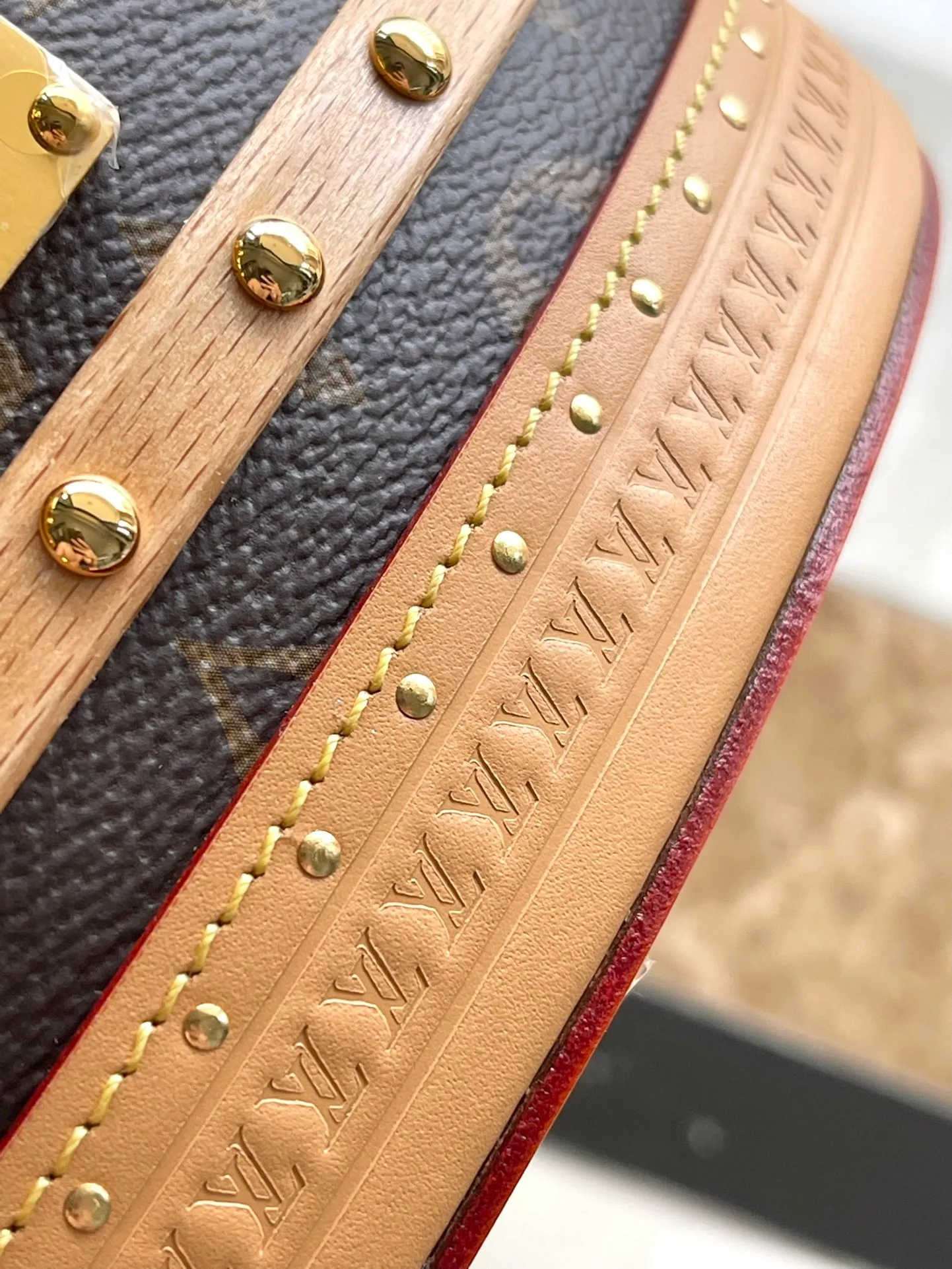 💰2500 (all steel) top original order M24843 This Ellls handbag is made of Monogram canvas with leather and beechwood trim, and the oval outline is decorated with wooden slats, which expresses the inspiration of the brand's hard box. The leather top handle and removable and adjustable leather shoulder strap allow for hand, shoulder or cross-body wear. Dimensions: 19.5 × 12 × 11.5 cm