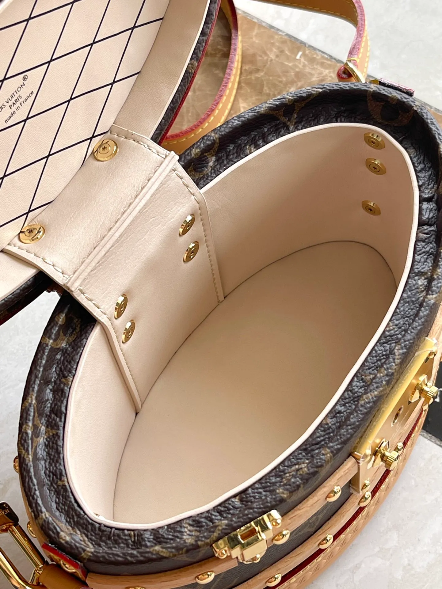 💰2500 (all steel) top original order M24843 This Ellls handbag is made of Monogram canvas with leather and beechwood trim, and the oval outline is decorated with wooden slats, which expresses the inspiration of the brand's hard box. The leather top handle and removable and adjustable leather shoulder strap allow for hand, shoulder or cross-body wear. Dimensions: 19.5 × 12 × 11.5 cm