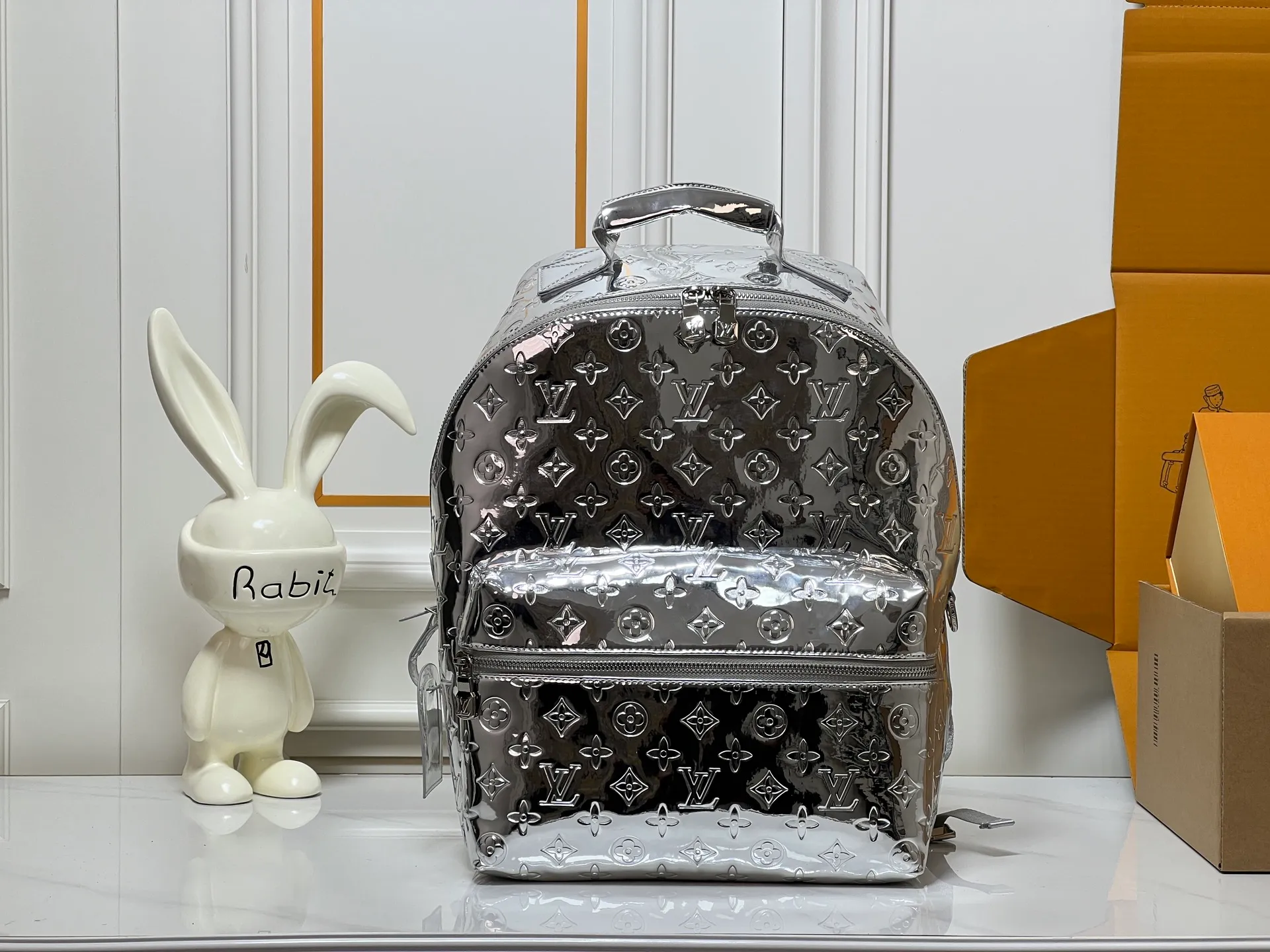 ￥340 Mirror Silver Backpack LV Men’s Discovery Mirror Backpack The Iv Men’s Discovery Backpack I picked up recently, the item number is M43186 43408 A. It has a large capacity and can fit a small notebook.  It is unisex and looks good on girls’ backs too.  ★A relatively low-key model, you can carry it to work, commuting and out for fun. ★Very practical. If boys don’t like to carry bags, this backpack is a very good choice. Practical men’s bag recommended 30 38cm