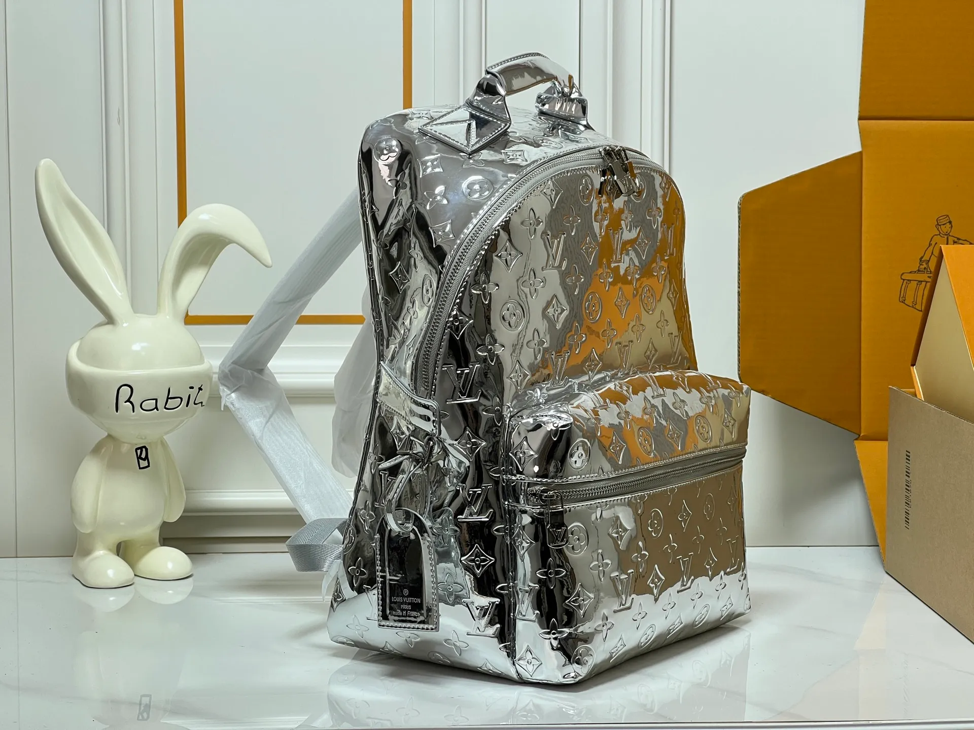 ￥340 Mirror Silver Backpack LV Men’s Discovery Mirror Backpack The Iv Men’s Discovery Backpack I picked up recently, the item number is M43186 43408 A. It has a large capacity and can fit a small notebook.  It is unisex and looks good on girls’ backs too.  ★A relatively low-key model, you can carry it to work, commuting and out for fun. ★Very practical. If boys don’t like to carry bags, this backpack is a very good choice. Practical men’s bag recommended 30 38cm