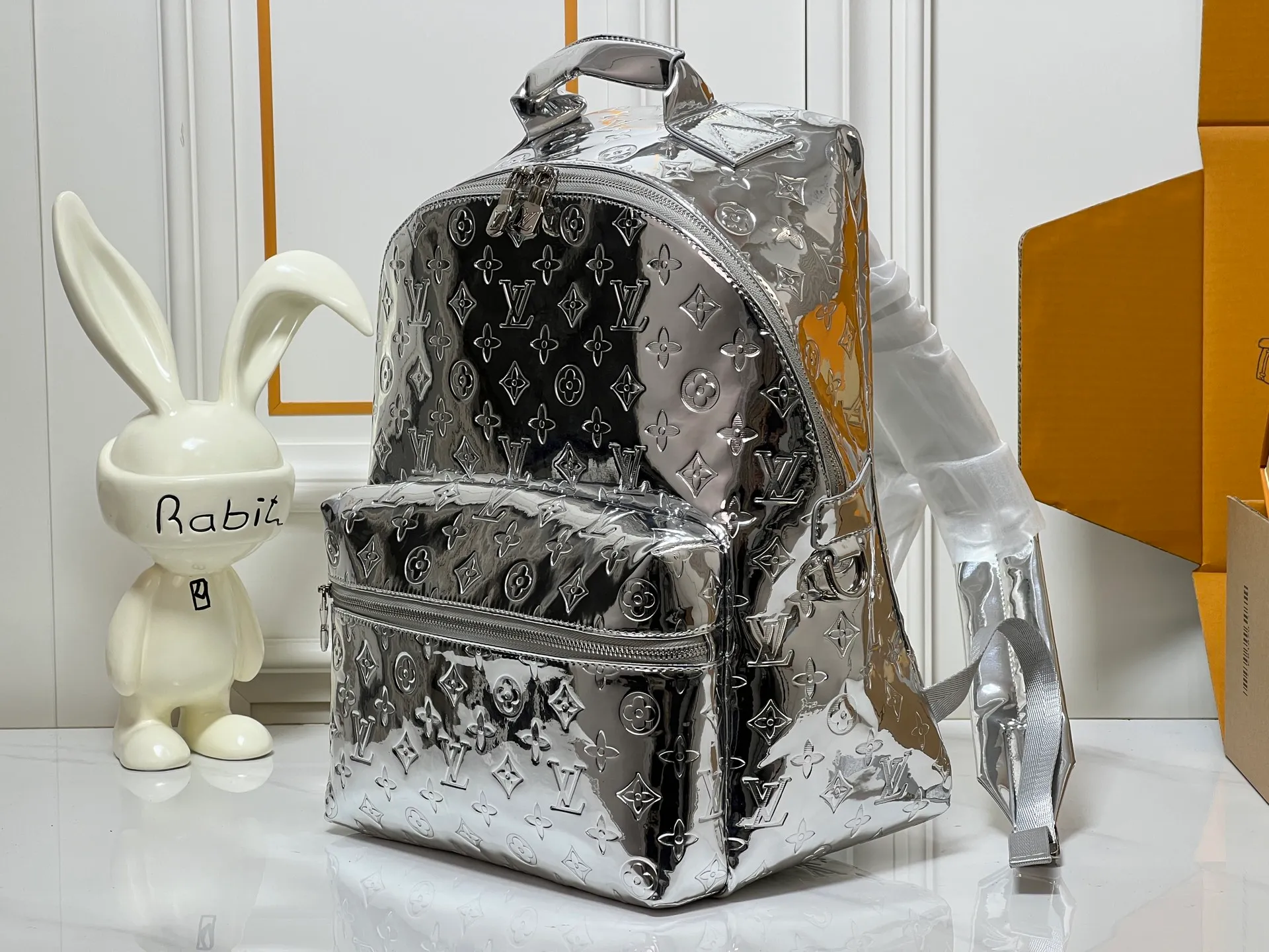 ￥340 Mirror Silver Backpack LV Men’s Discovery Mirror Backpack The Iv Men’s Discovery Backpack I picked up recently, the item number is M43186 43408 A. It has a large capacity and can fit a small notebook.  It is unisex and looks good on girls’ backs too.  ★A relatively low-key model, you can carry it to work, commuting and out for fun. ★Very practical. If boys don’t like to carry bags, this backpack is a very good choice. Practical men’s bag recommended 30 38cm