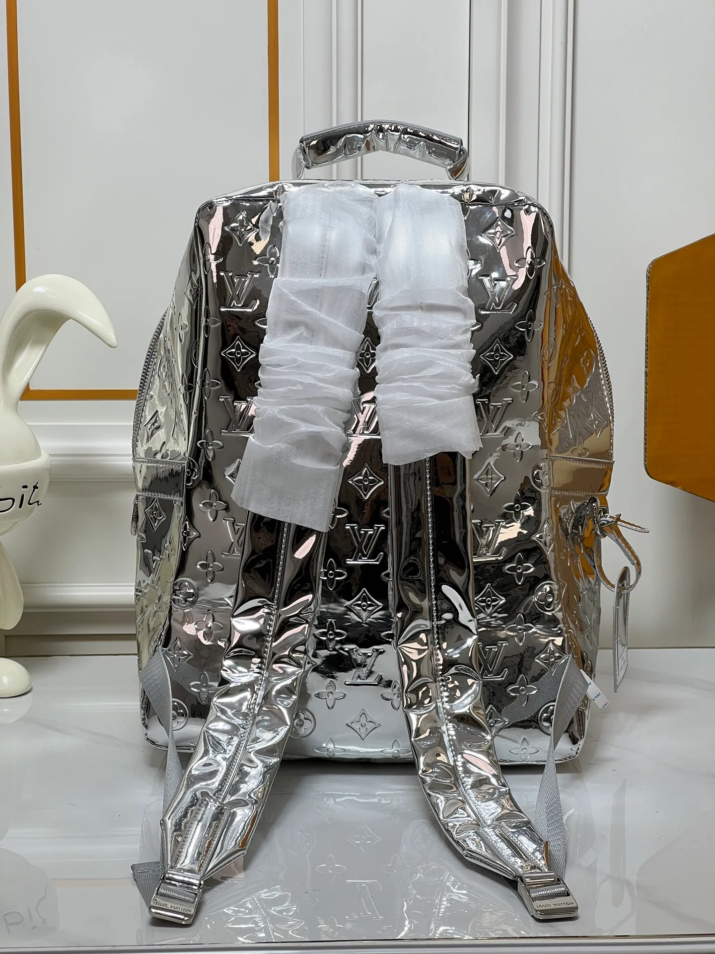 ￥340 Mirror Silver Backpack LV Men’s Discovery Mirror Backpack The Iv Men’s Discovery Backpack I picked up recently, the item number is M43186 43408 A. It has a large capacity and can fit a small notebook.  It is unisex and looks good on girls’ backs too.  ★A relatively low-key model, you can carry it to work, commuting and out for fun. ★Very practical. If boys don’t like to carry bags, this backpack is a very good choice. Practical men’s bag recommended 30 38cm