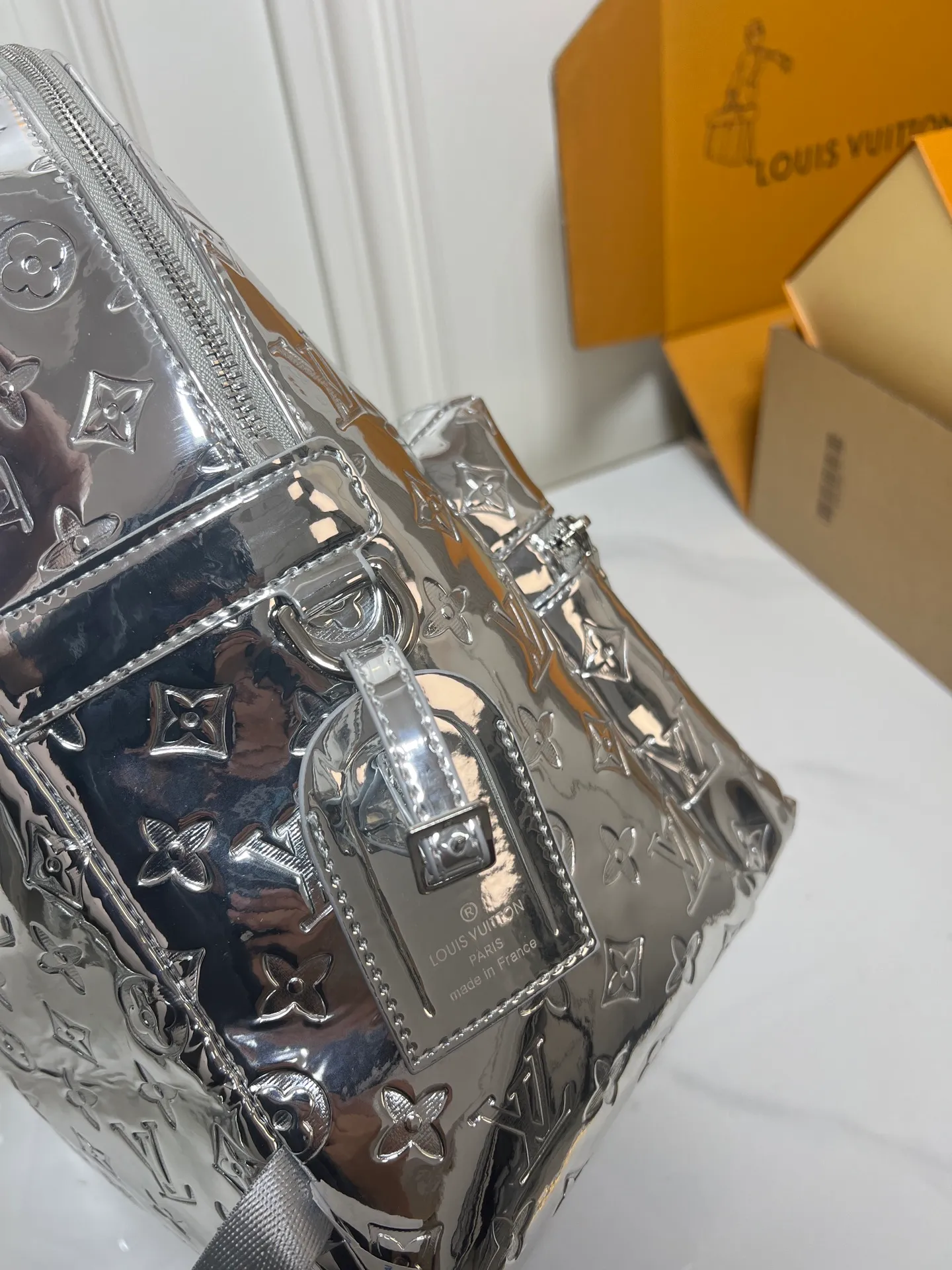 ￥340 Mirror Silver Backpack LV Men’s Discovery Mirror Backpack The Iv Men’s Discovery Backpack I picked up recently, the item number is M43186 43408 A. It has a large capacity and can fit a small notebook.  It is unisex and looks good on girls’ backs too.  ★A relatively low-key model, you can carry it to work, commuting and out for fun. ★Very practical. If boys don’t like to carry bags, this backpack is a very good choice. Practical men’s bag recommended 30 38cm